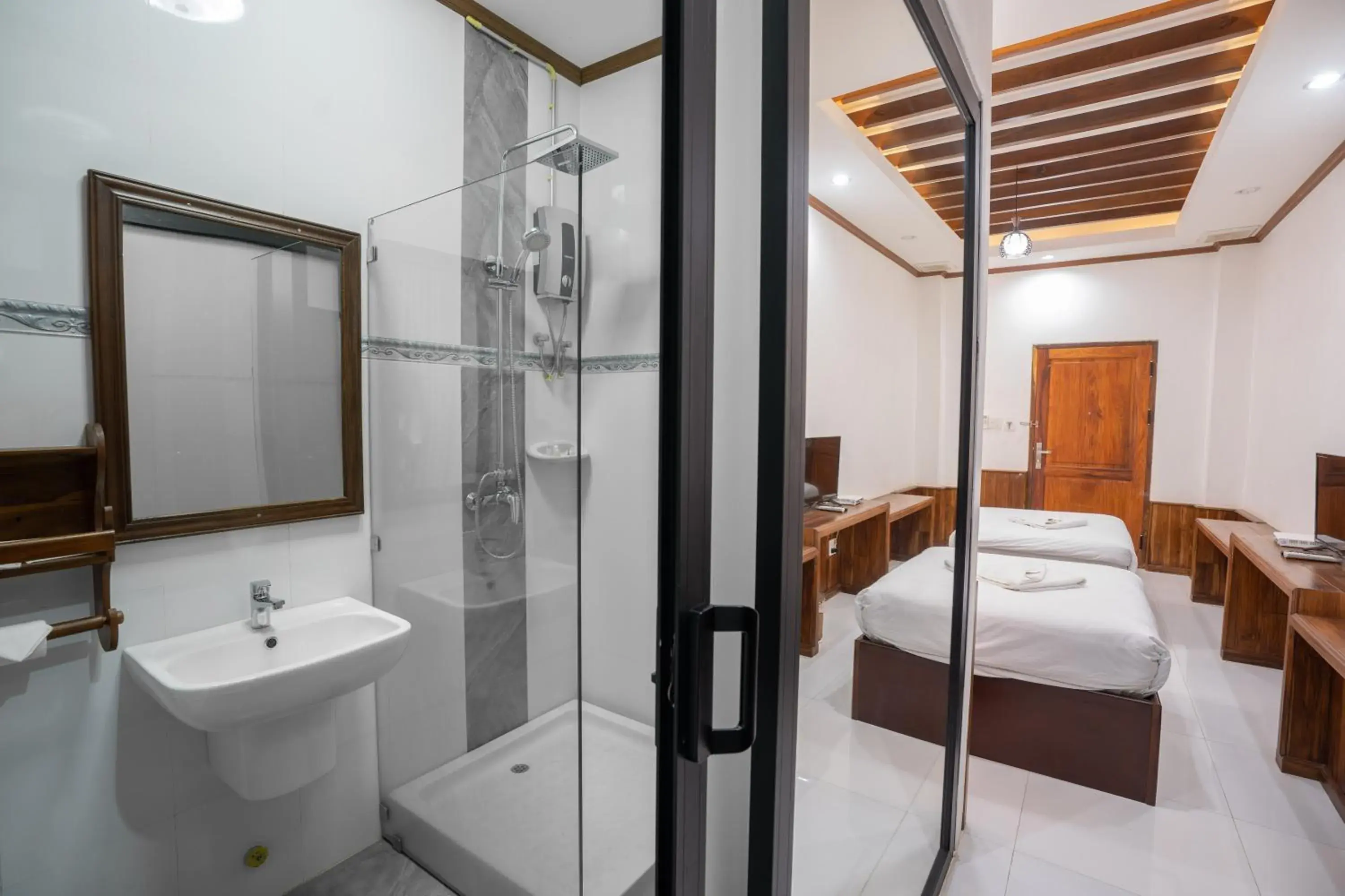 Toilet, Bed in Luangsay Inn Toilet, Bed in Luangsay Inn