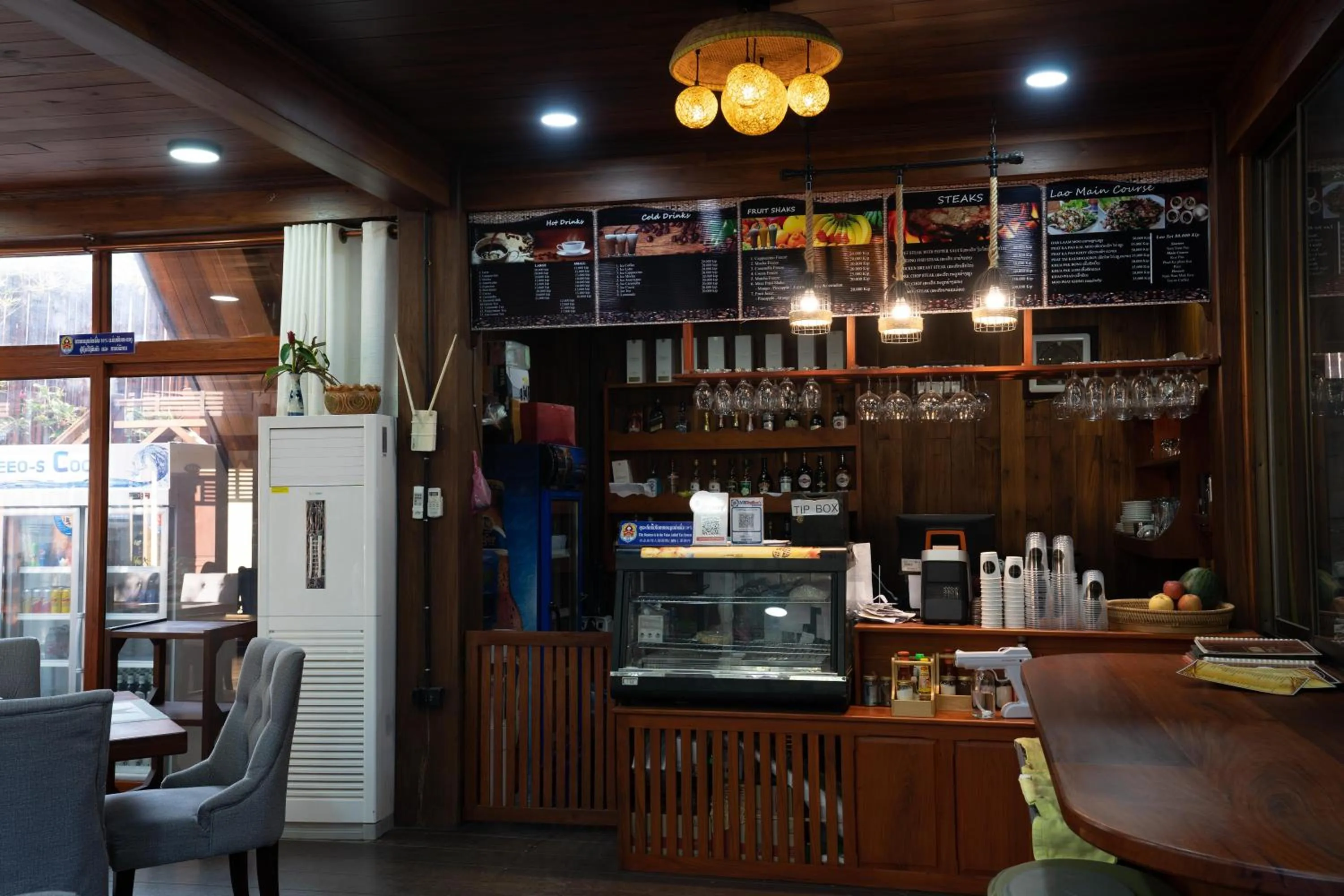 Restaurant/places to eat in Luangsay Inn