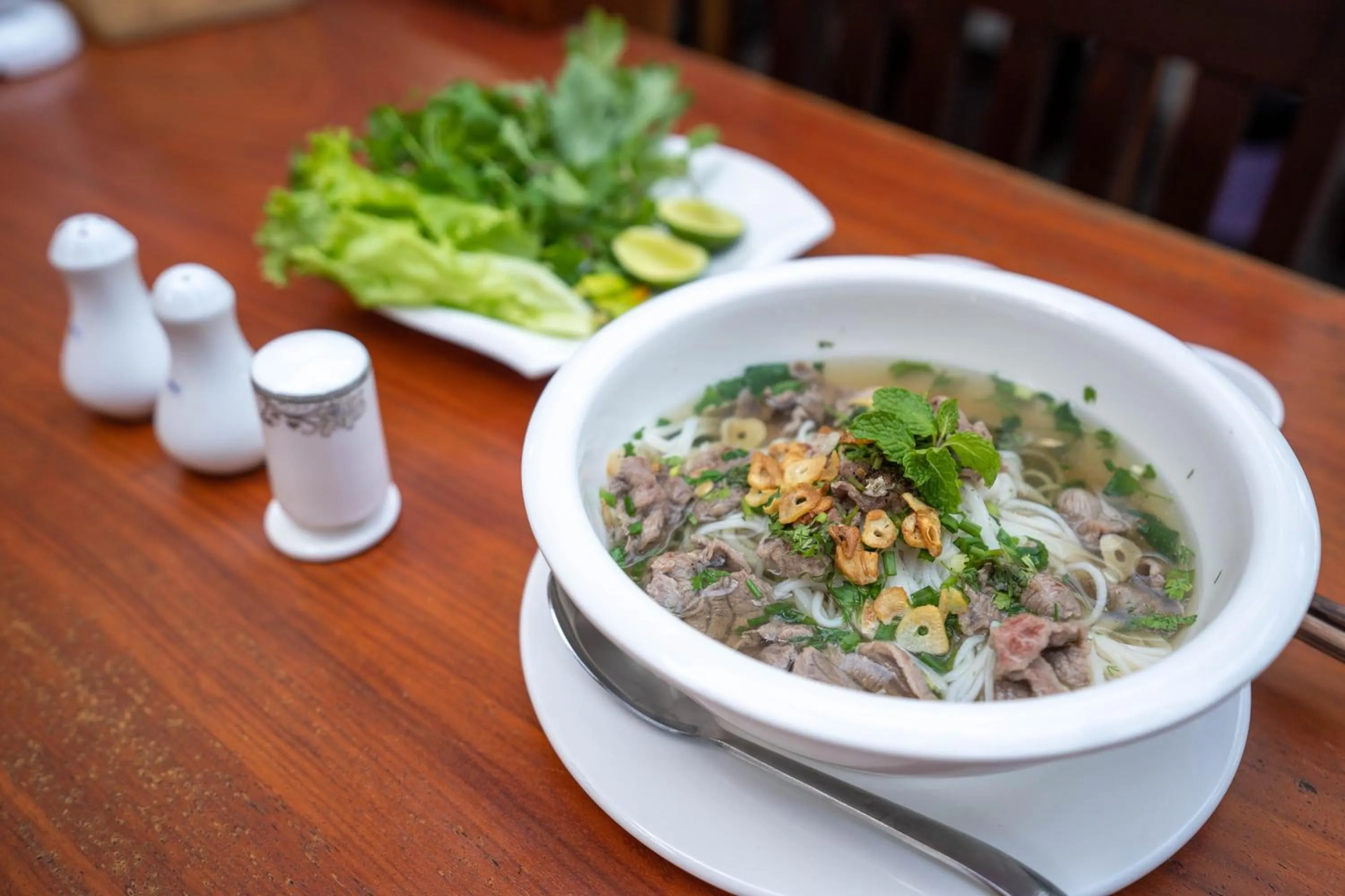 Restaurant/places to eat in Luangsay Inn