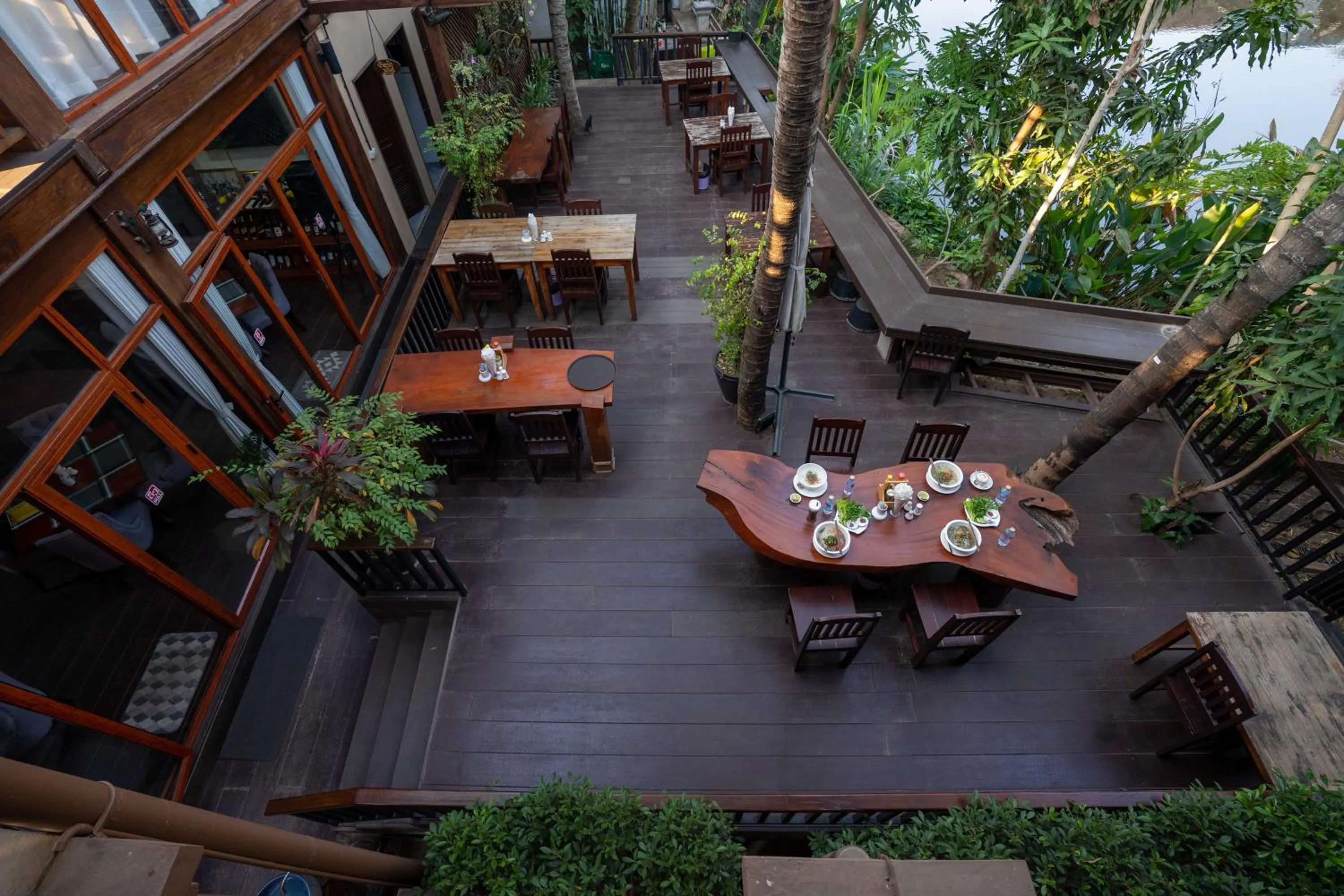 Restaurant/places to eat in Luangsay Inn