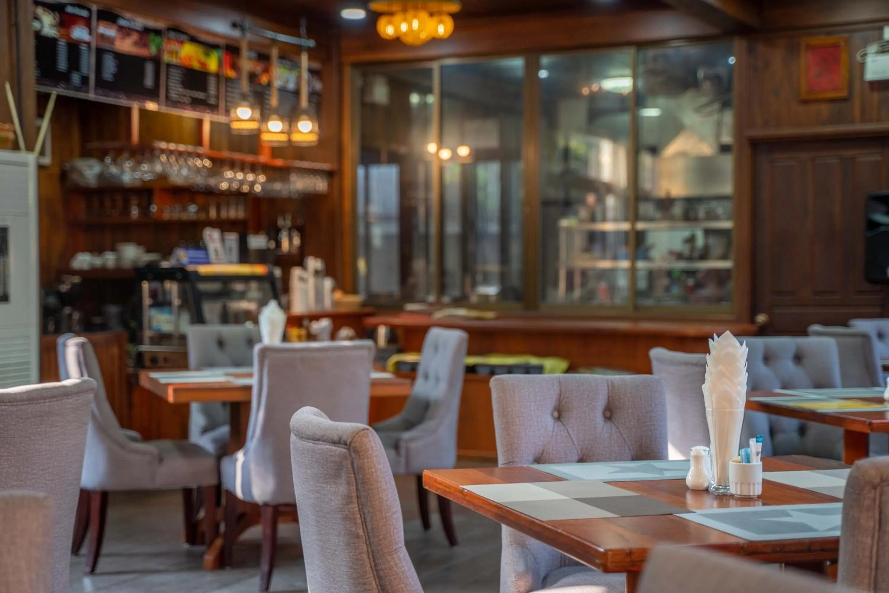 Restaurant/places to eat in Luangsay Inn