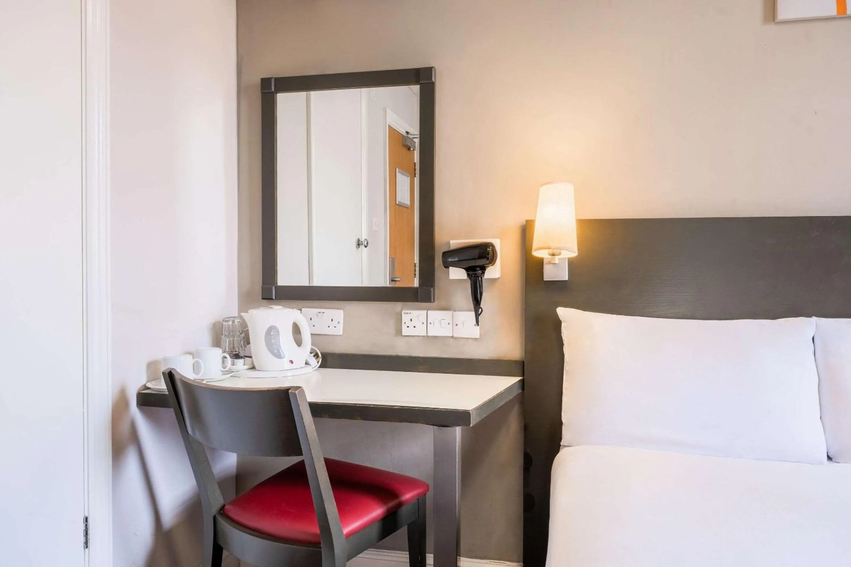 Photo of the whole room in Comfort Inn Westminster