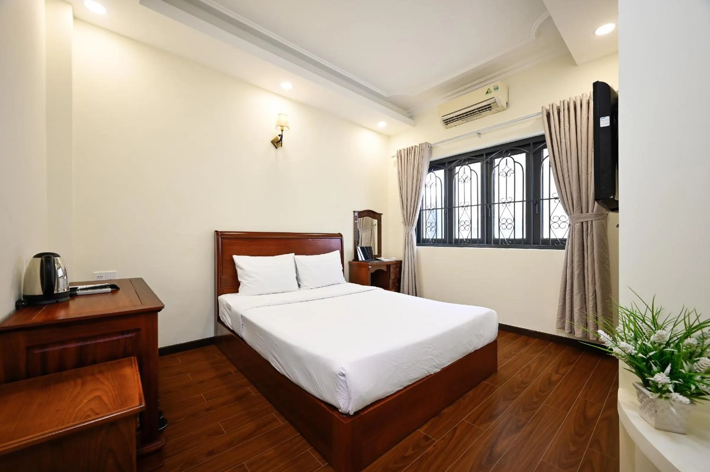 Bed in Red Sun Airport Saigon Hotel