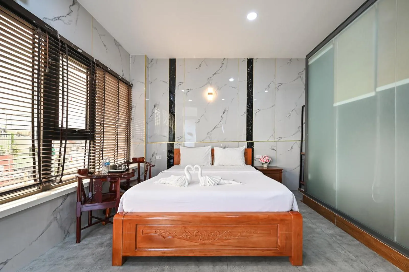 Bed in Red Sun Airport Saigon Hotel