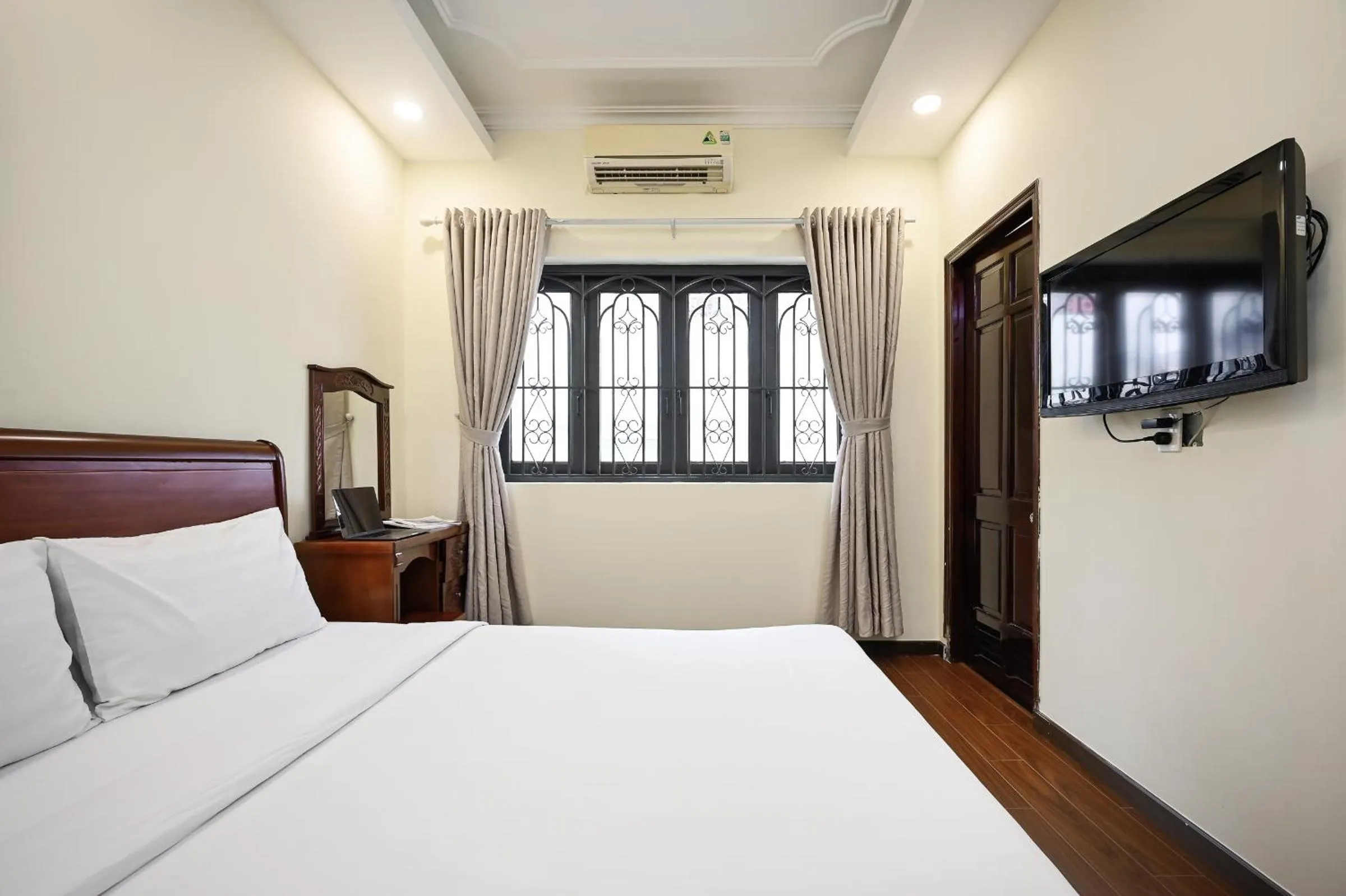 Bed in Red Sun Airport Saigon Hotel