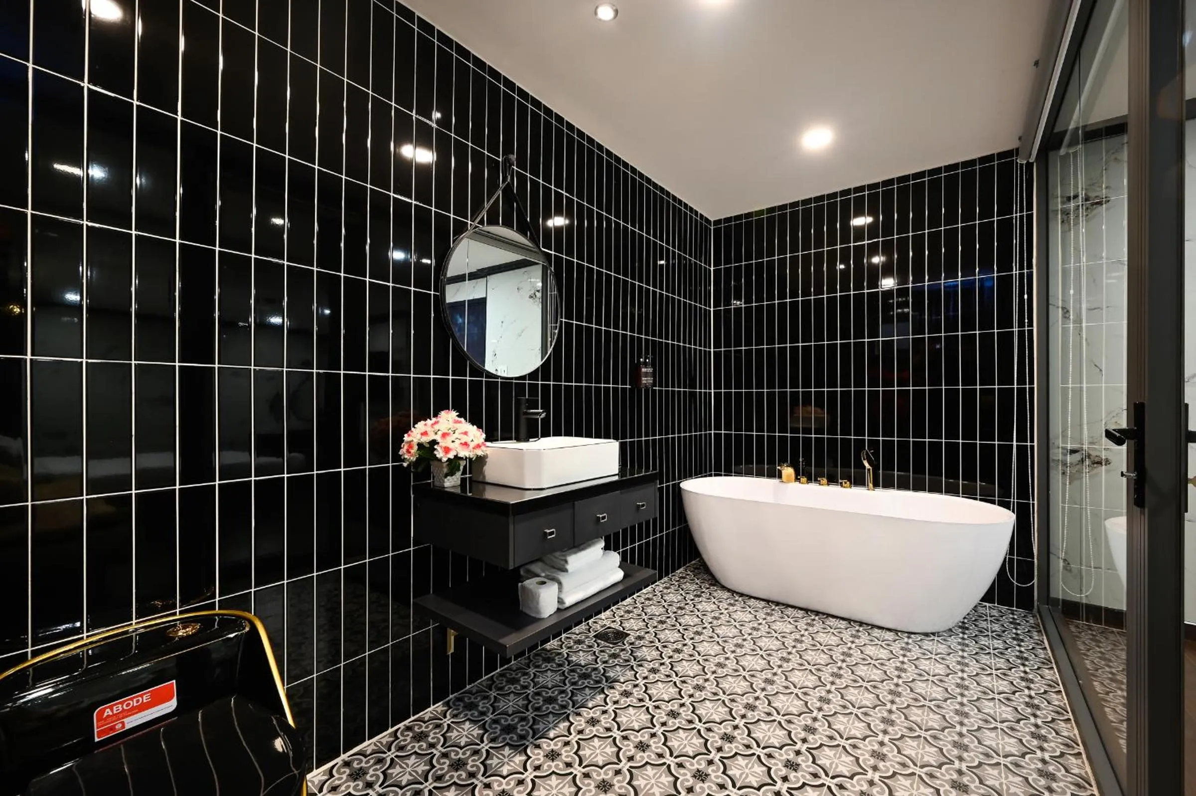 Bath in Red Sun Airport Saigon Hotel