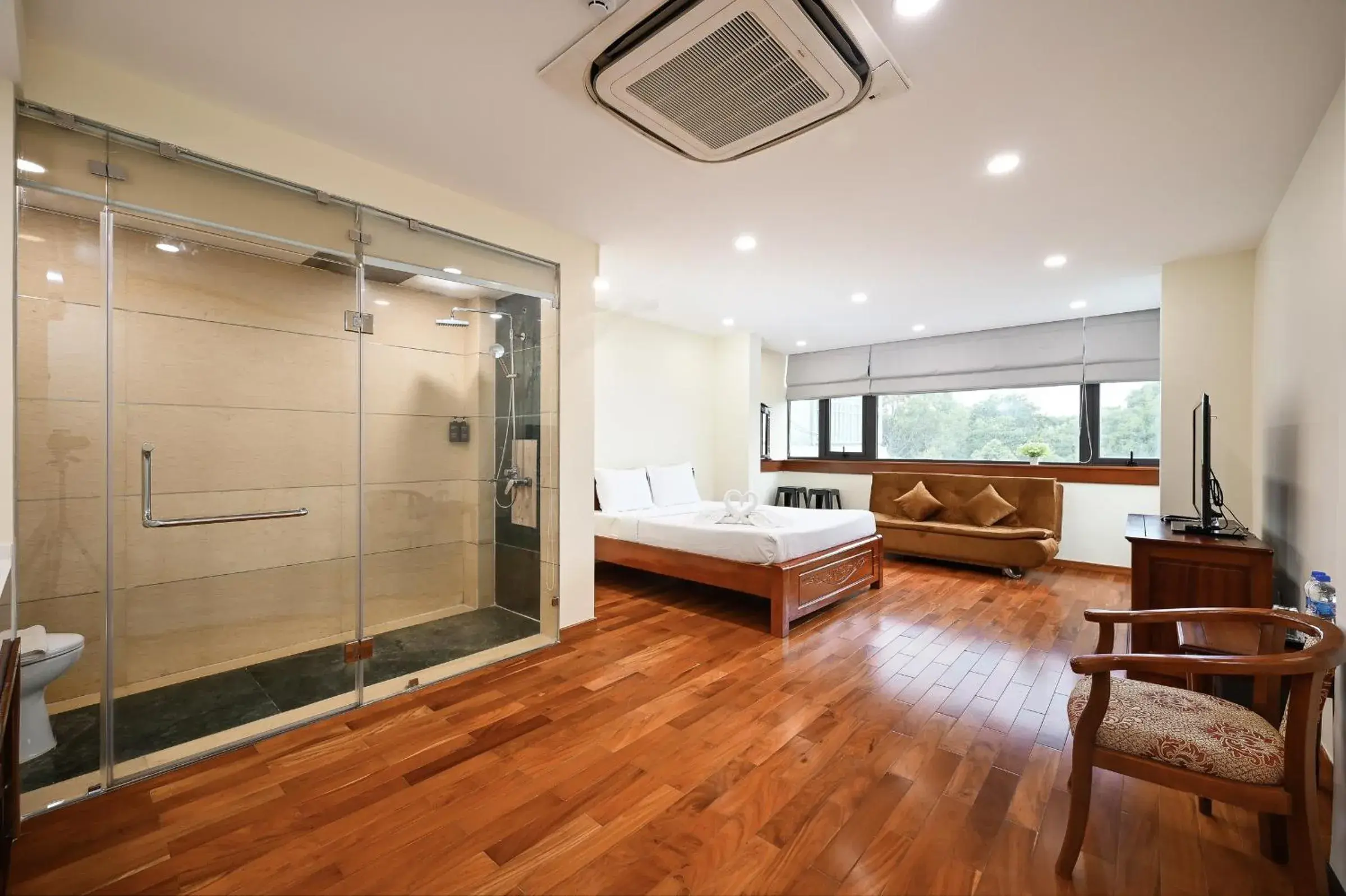 Photo of the whole room in Red Sun Airport Saigon Hotel Photo of the whole room in Red Sun Airport Saigon Hotel