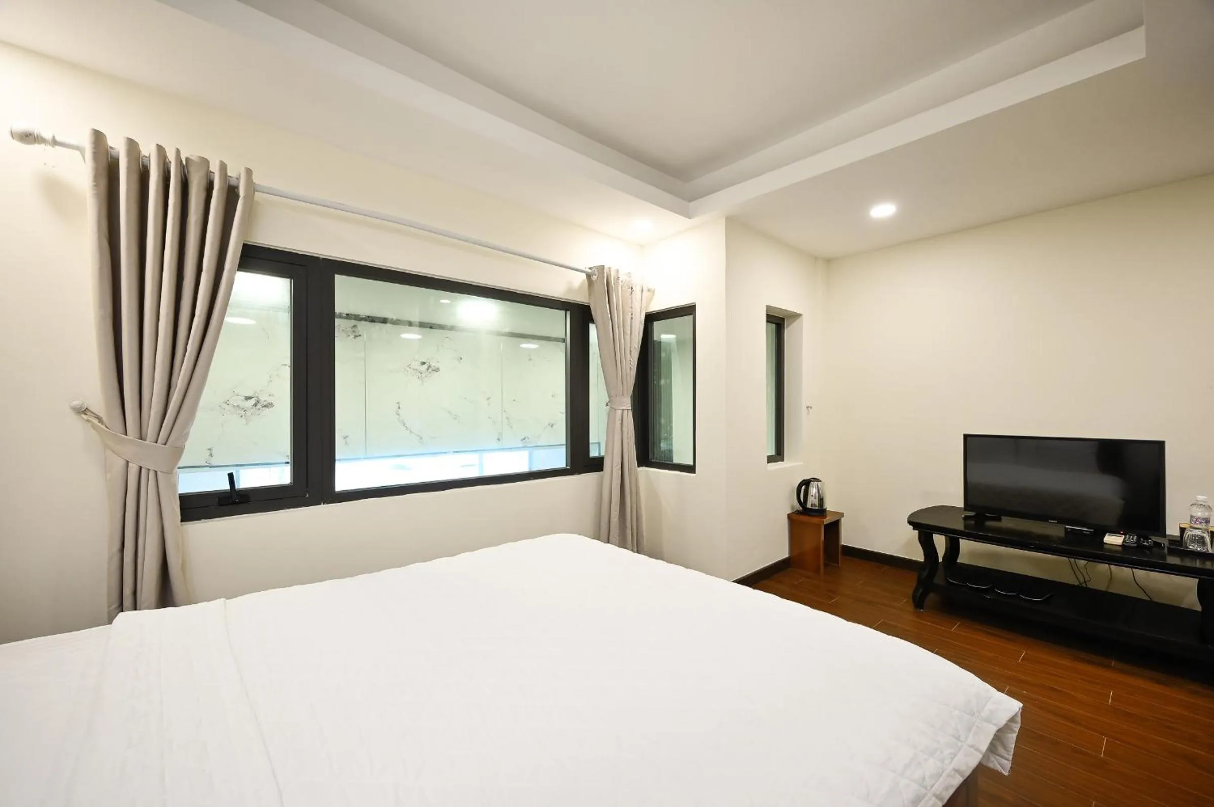 TV and multimedia, Bed in Red Sun Airport Saigon Hotel