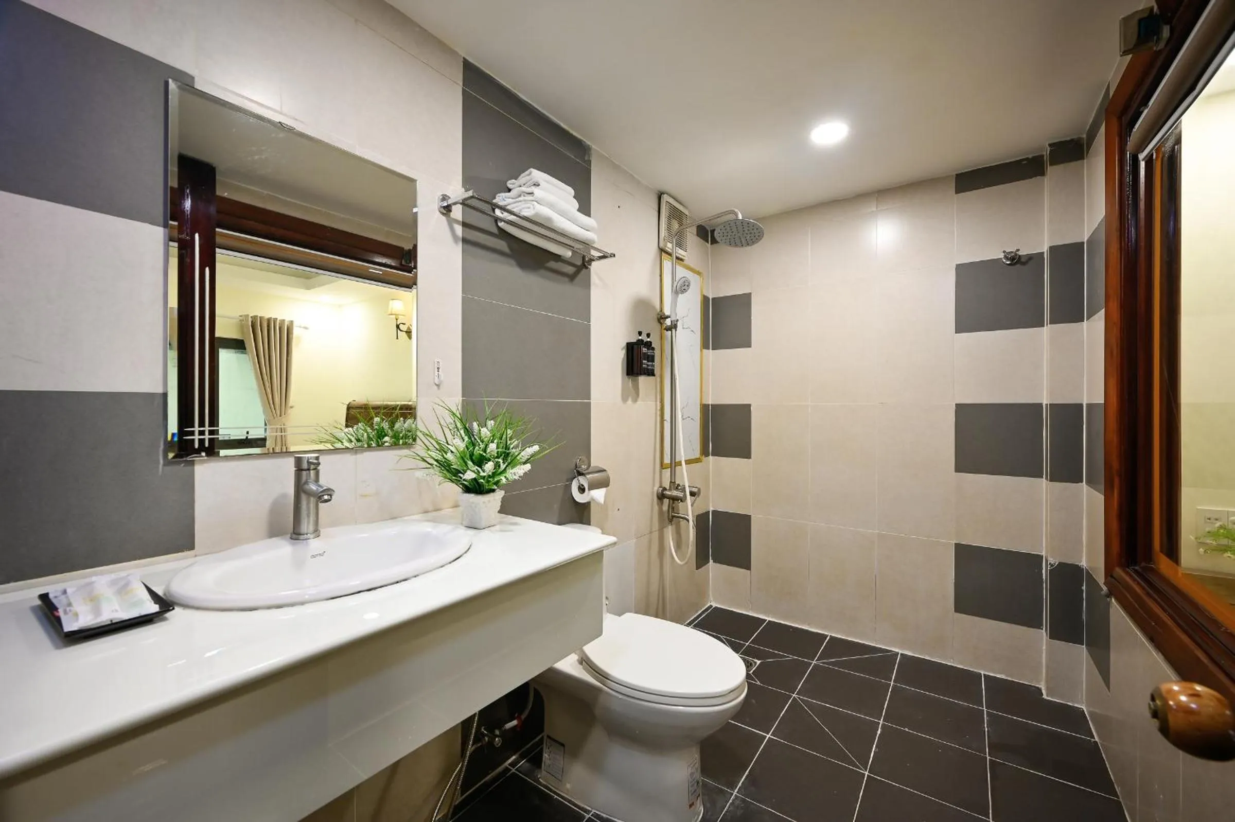 Shower in Red Sun Airport Saigon Hotel