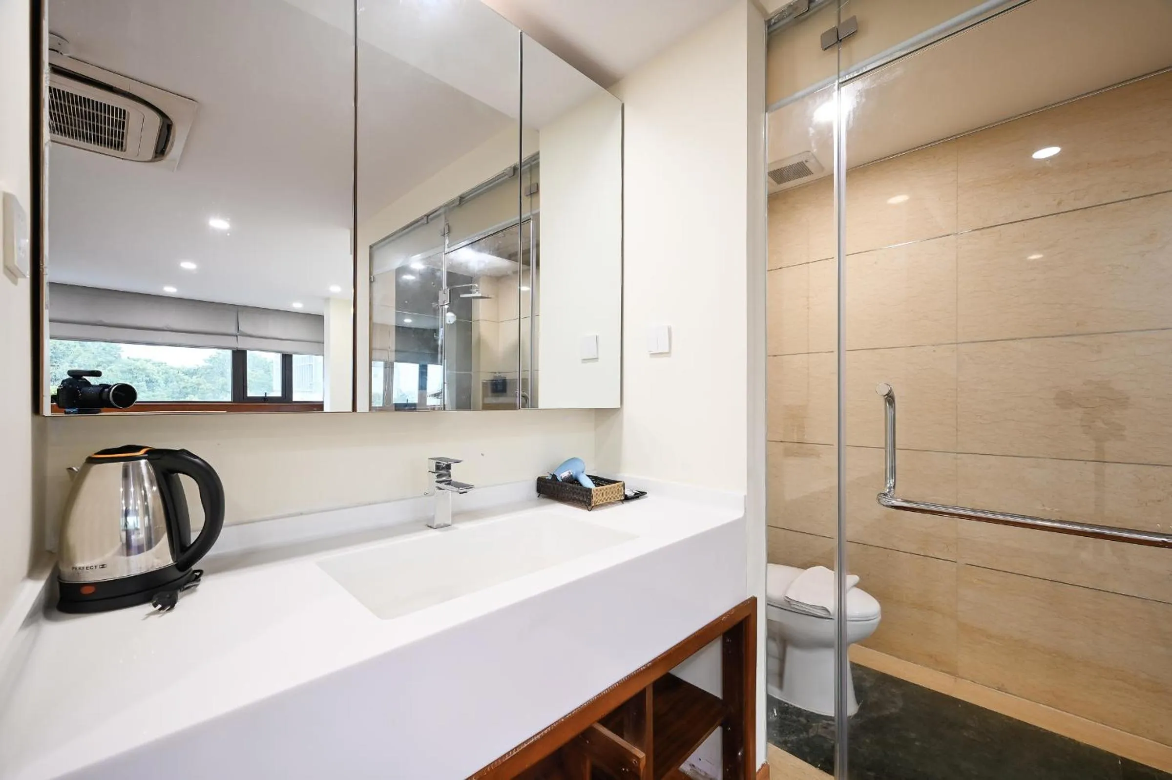 Shower in Red Sun Airport Saigon Hotel