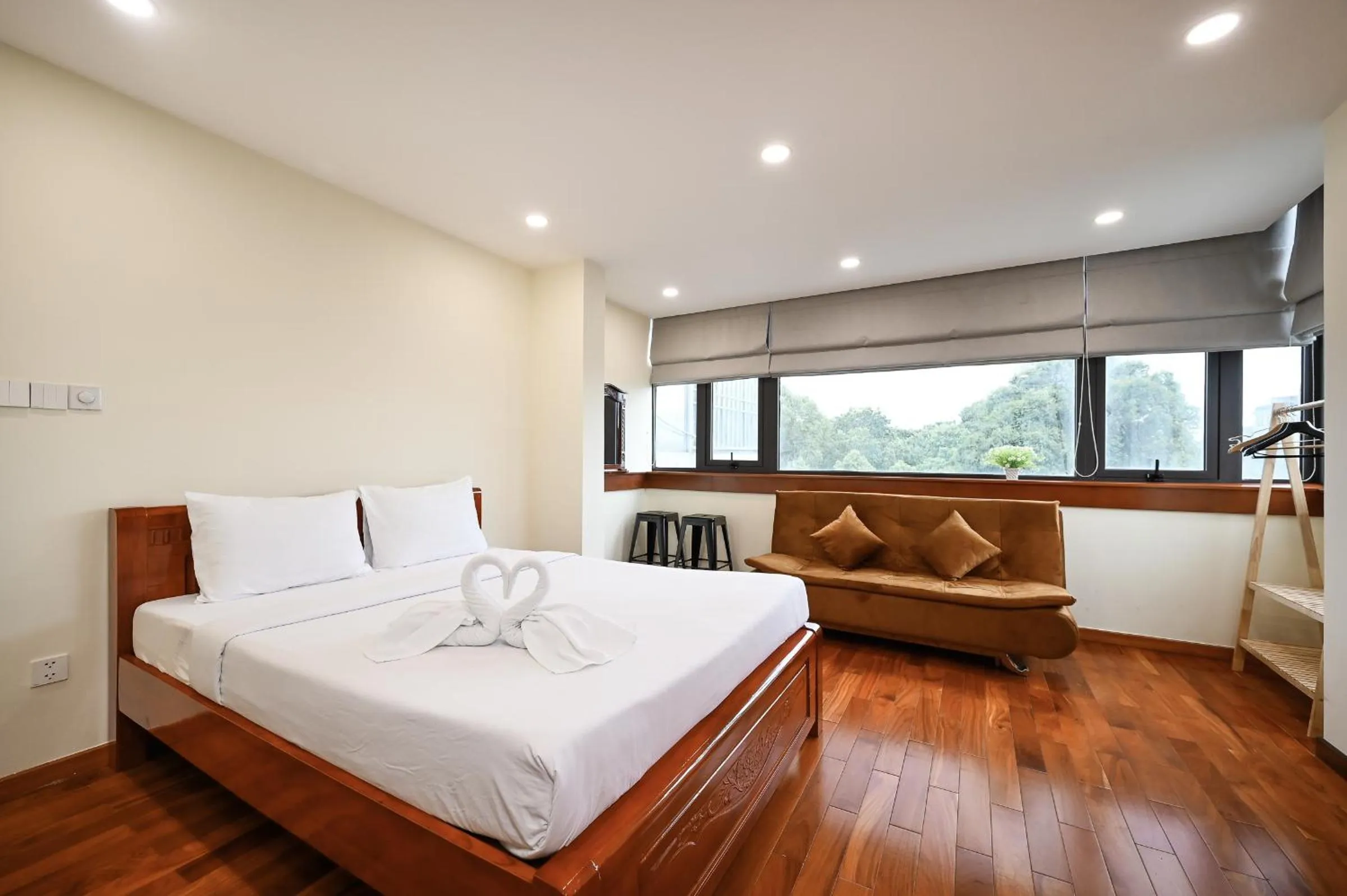 Bed in Red Sun Airport Saigon Hotel