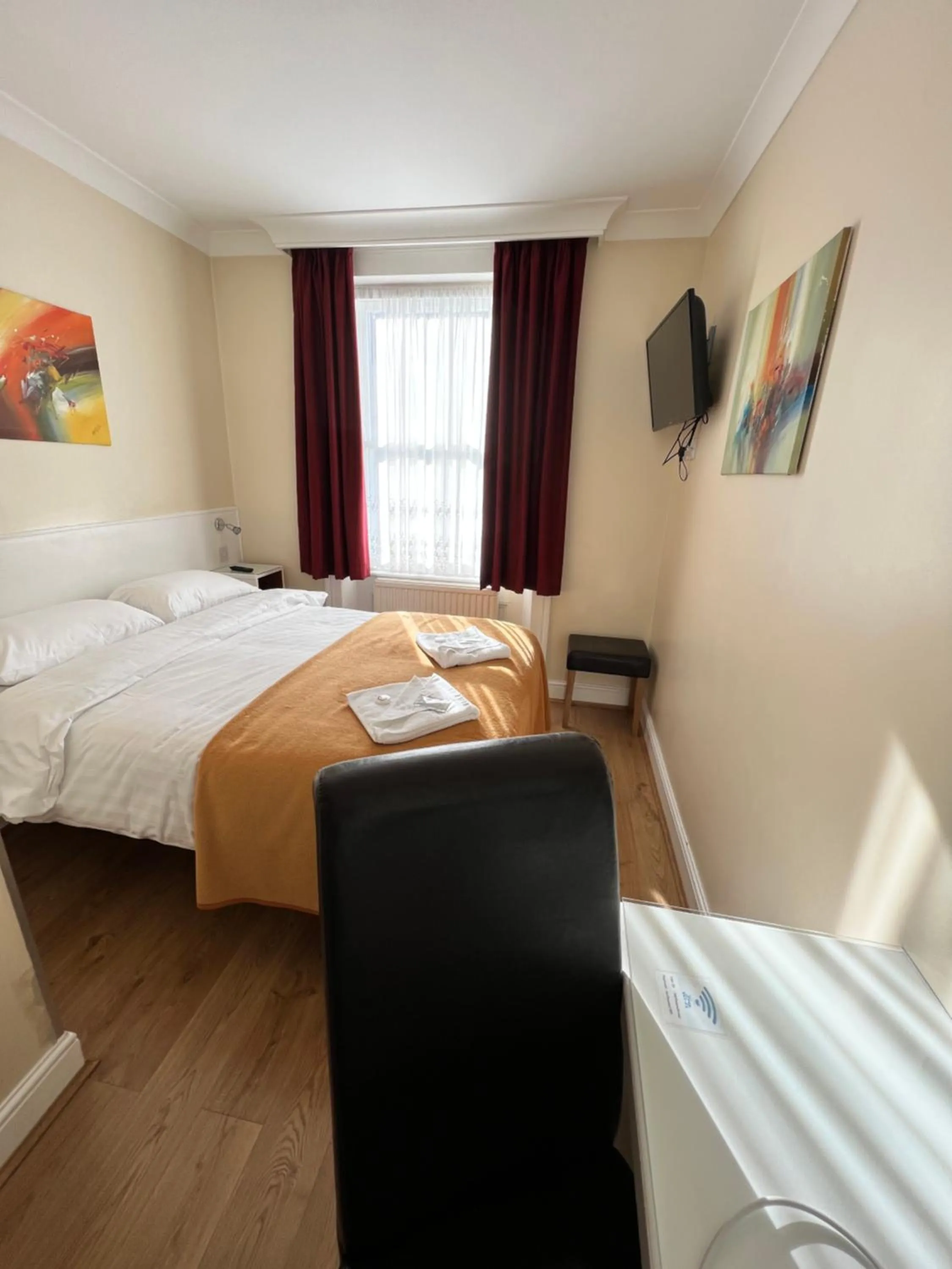 Bedroom, Bed in Melbourne House Hotel