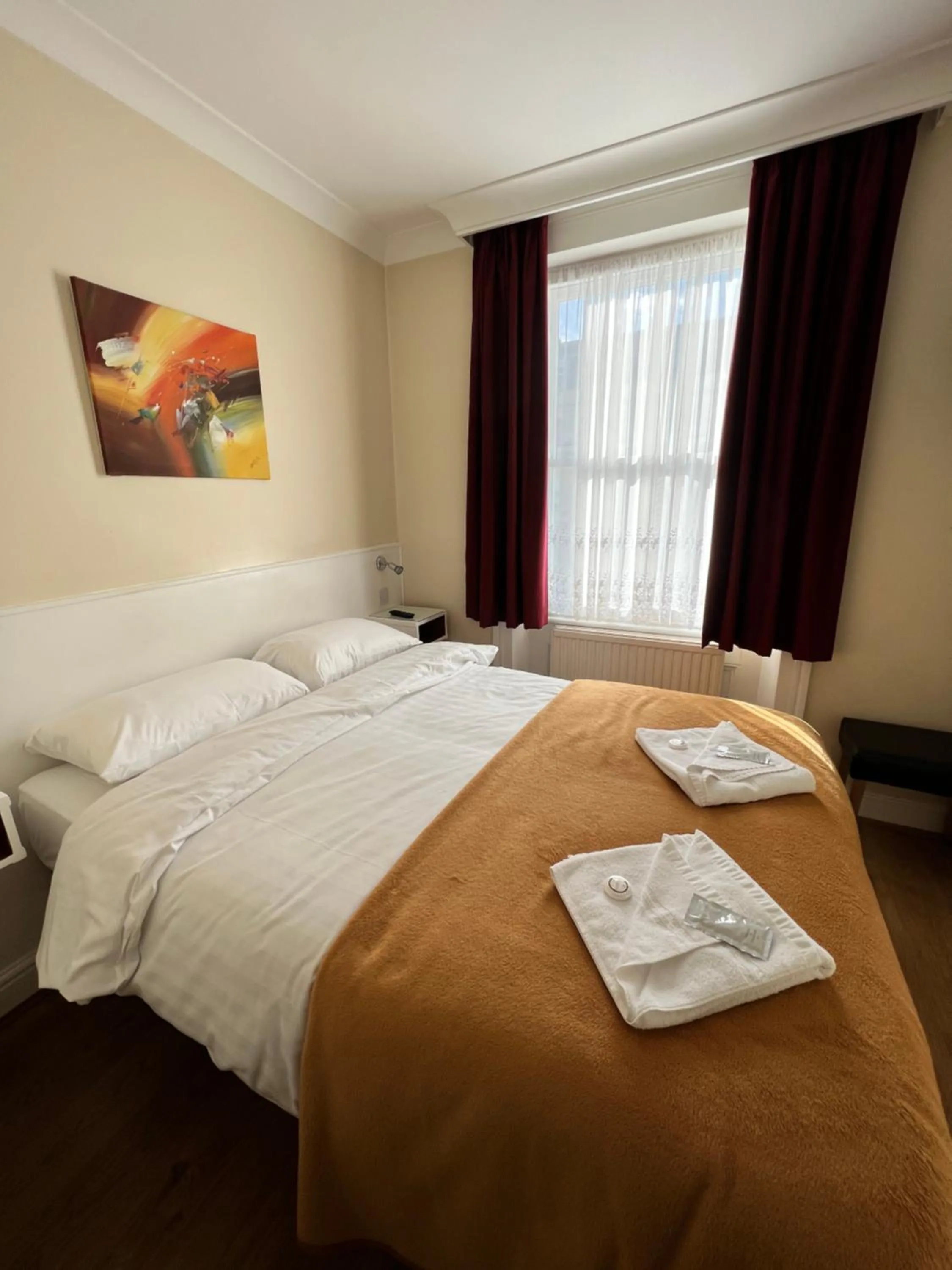 Bedroom, Bed in Melbourne House Hotel