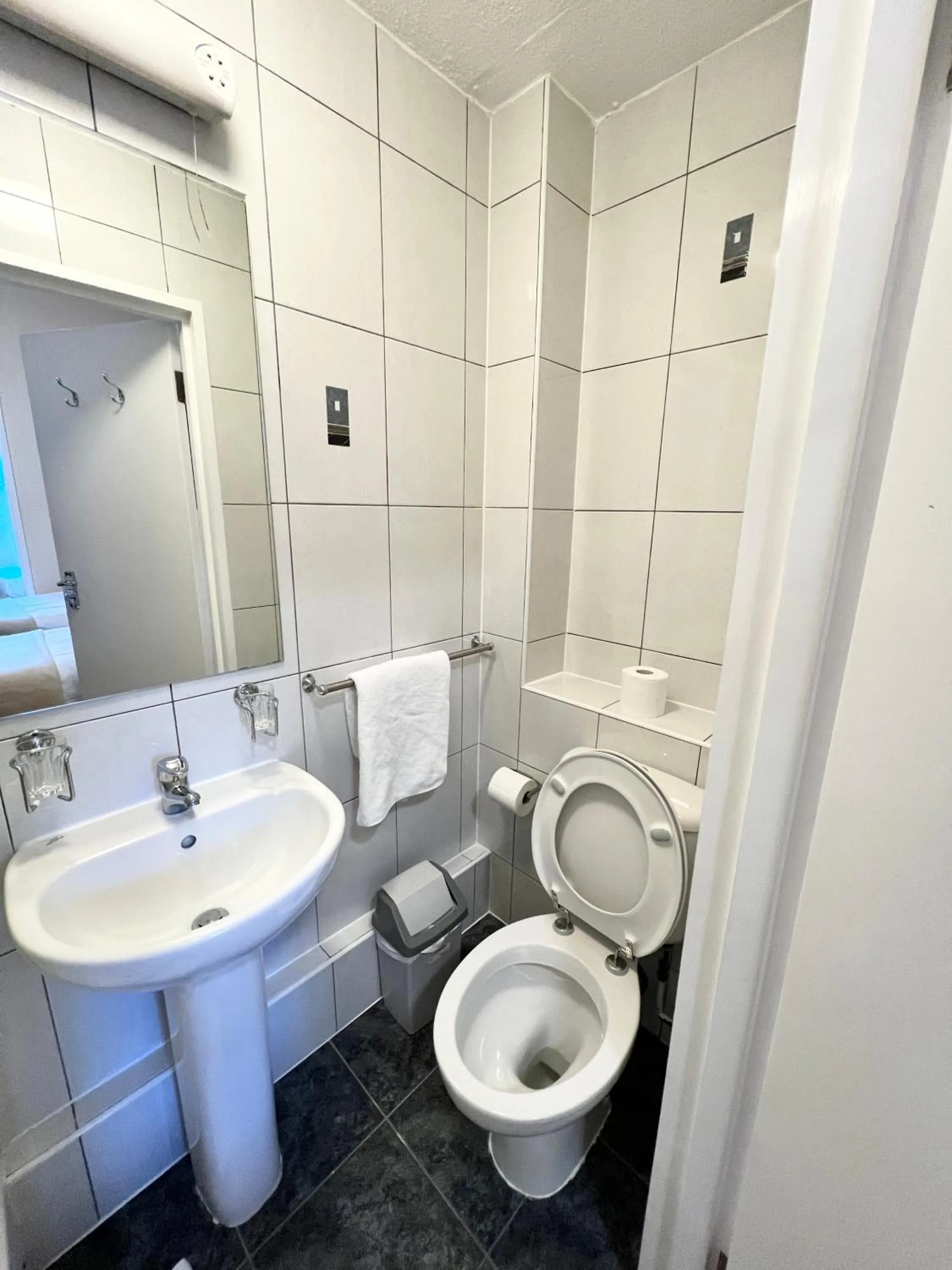 Shower in Melbourne House Hotel