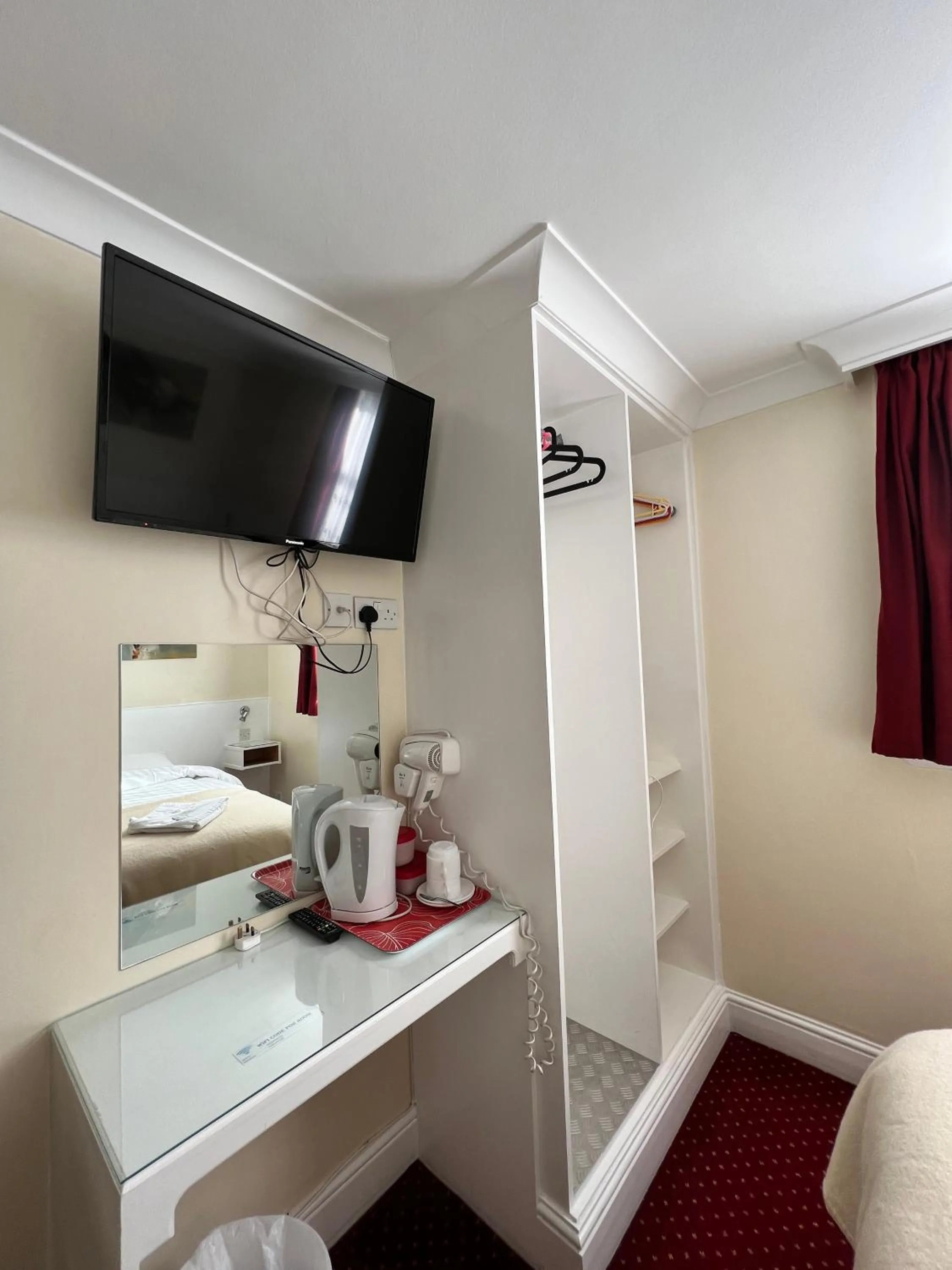 TV and multimedia in Melbourne House Hotel