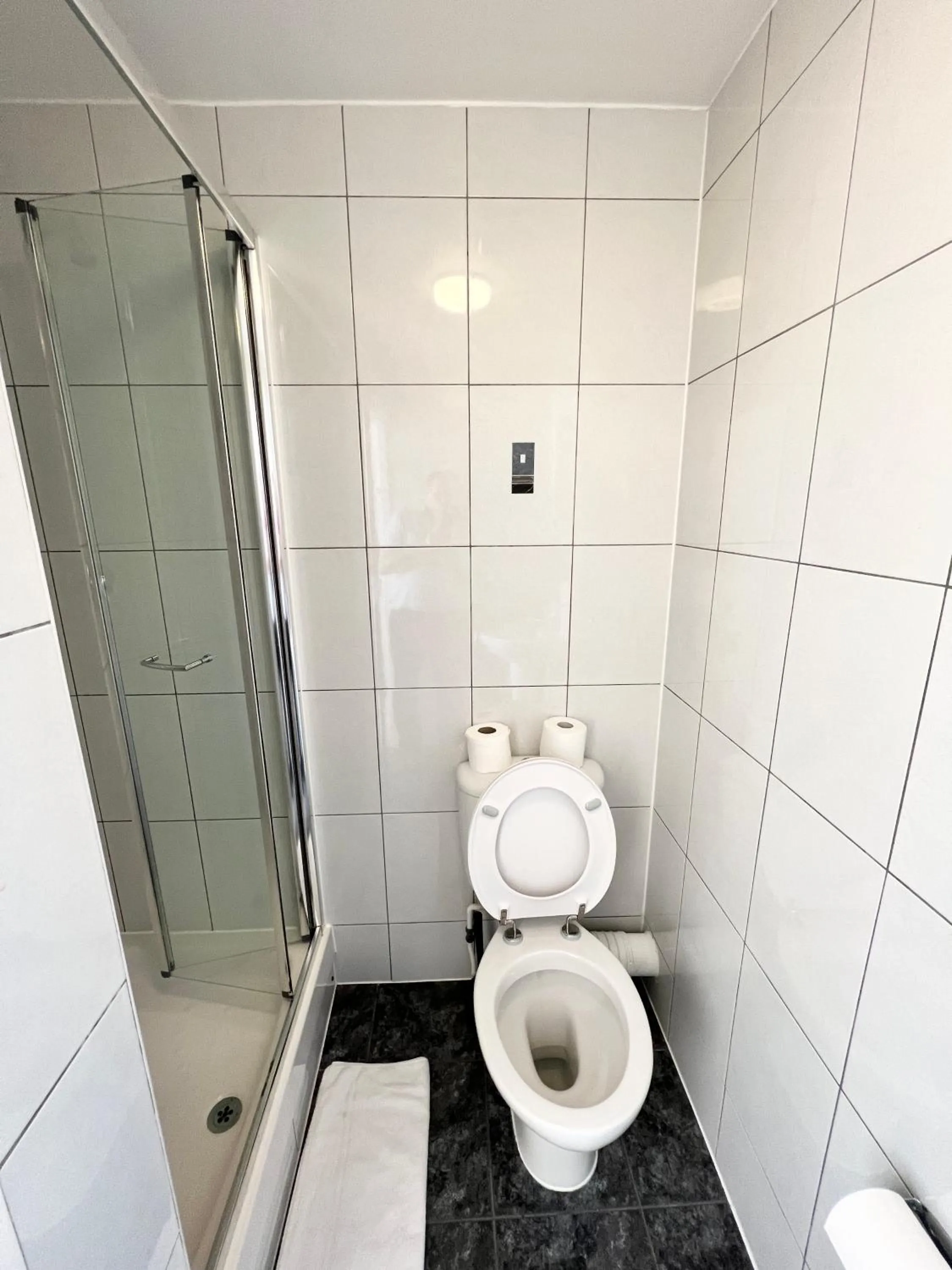 Shower in Melbourne House Hotel