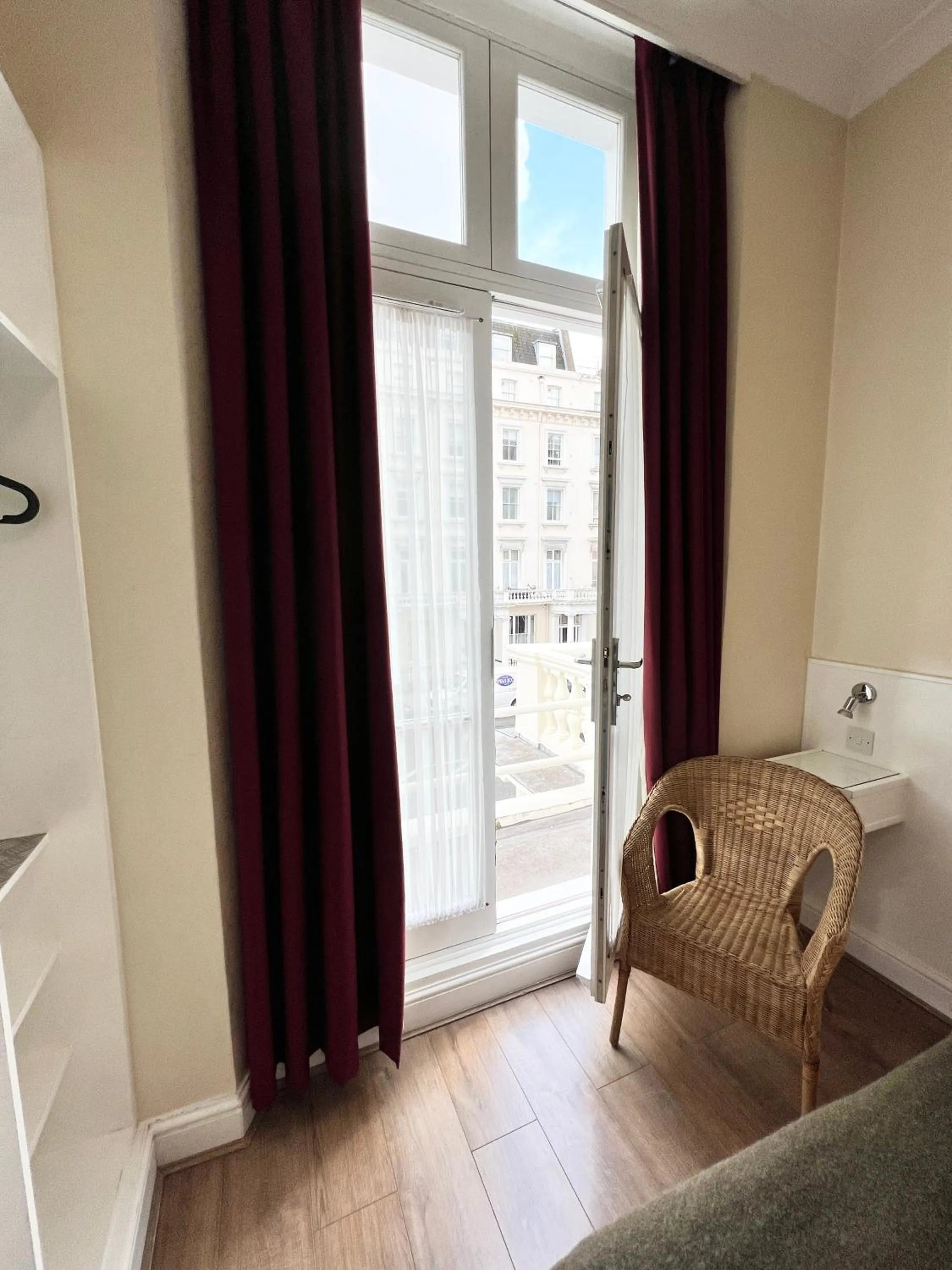 Balcony/Terrace, Bed in Melbourne House Hotel