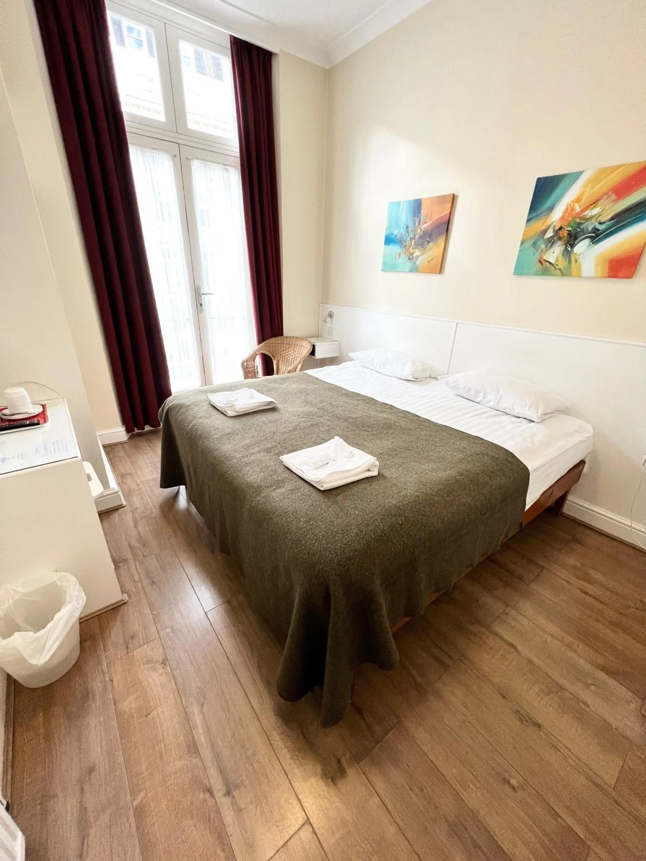 Bedroom, Bed in Melbourne House Hotel