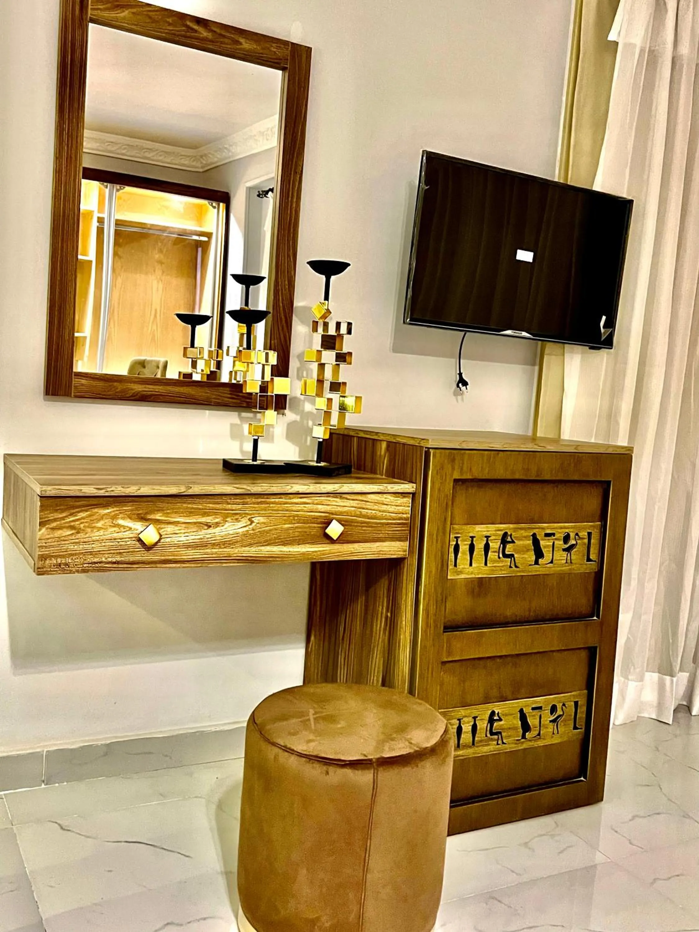 TV and multimedia in New Museum, Pyramids inn