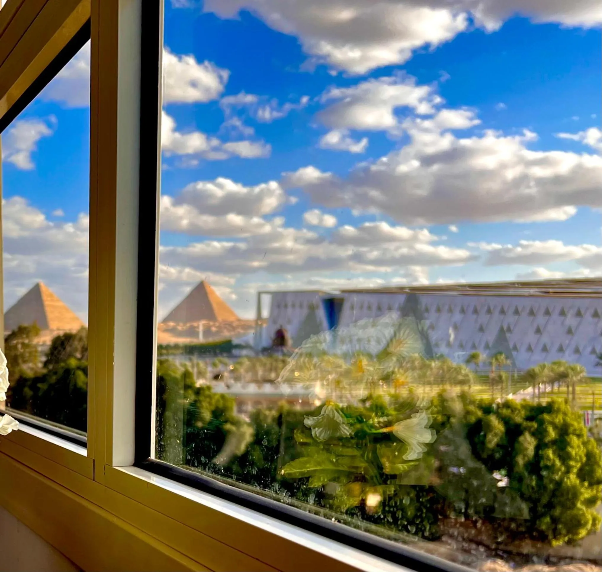 Day in New Museum, Pyramids inn