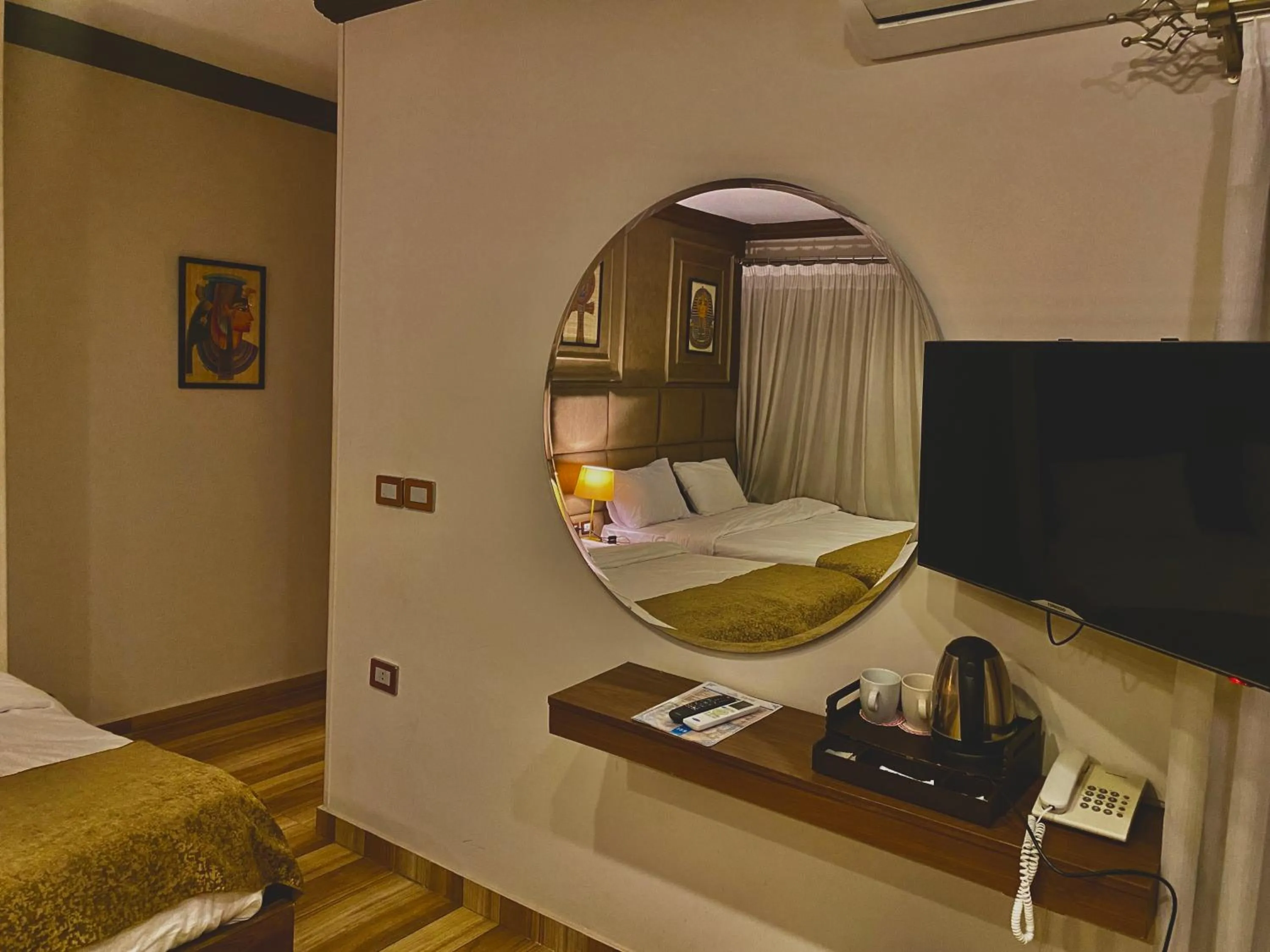 TV and multimedia, Bed in New Museum, Pyramids inn