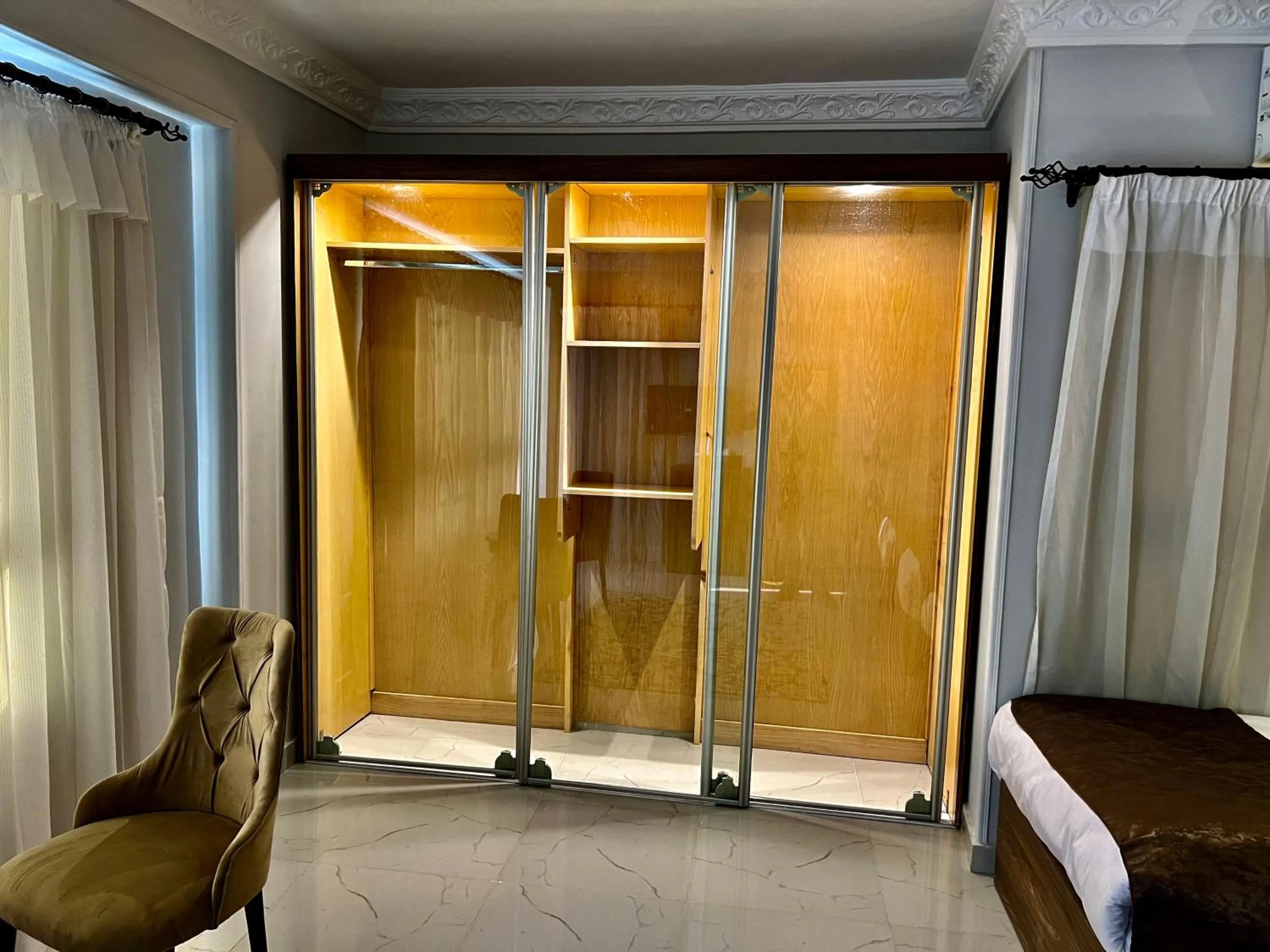 wardrobe in New Museum, Pyramids inn