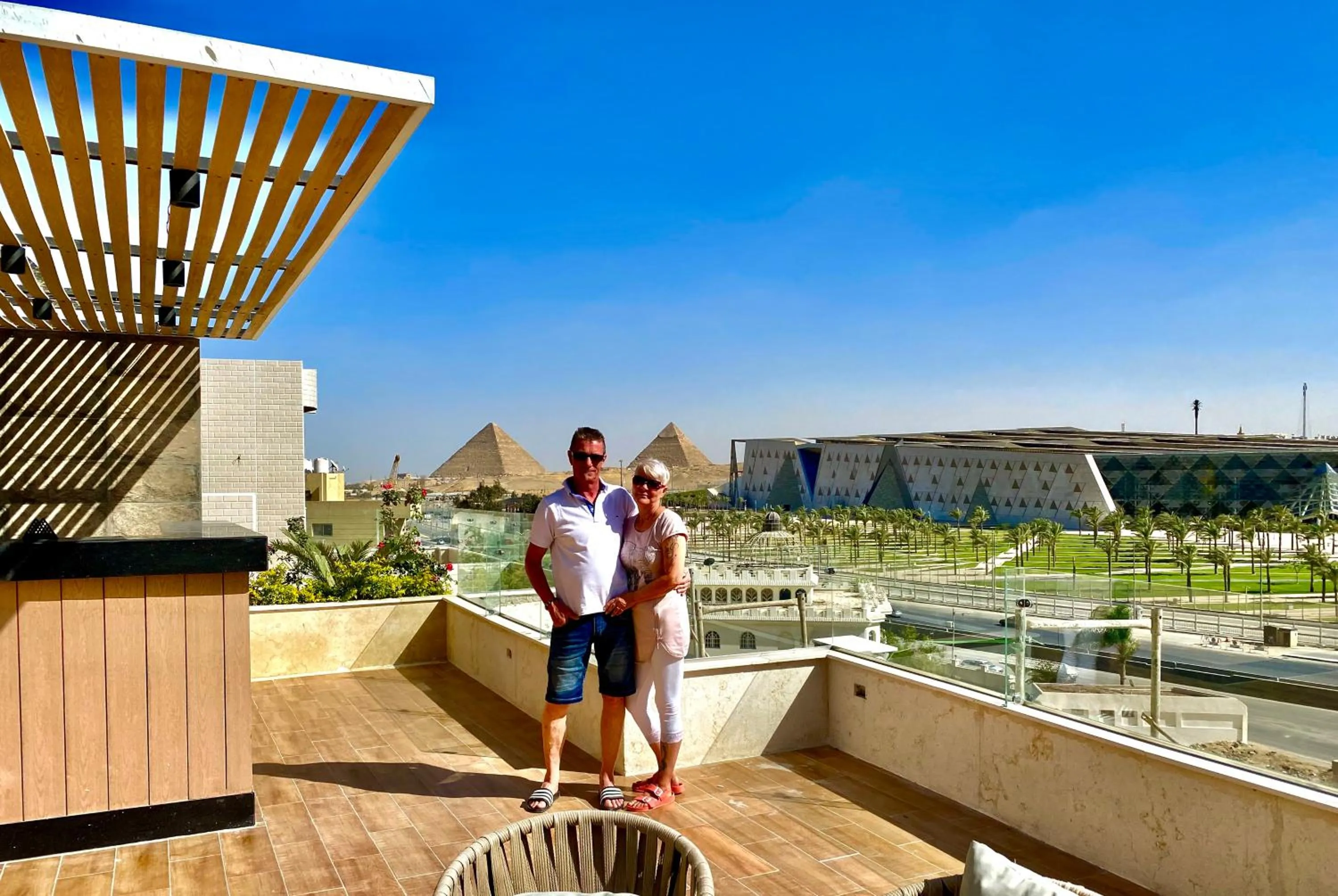 Day in New Museum, Pyramids inn