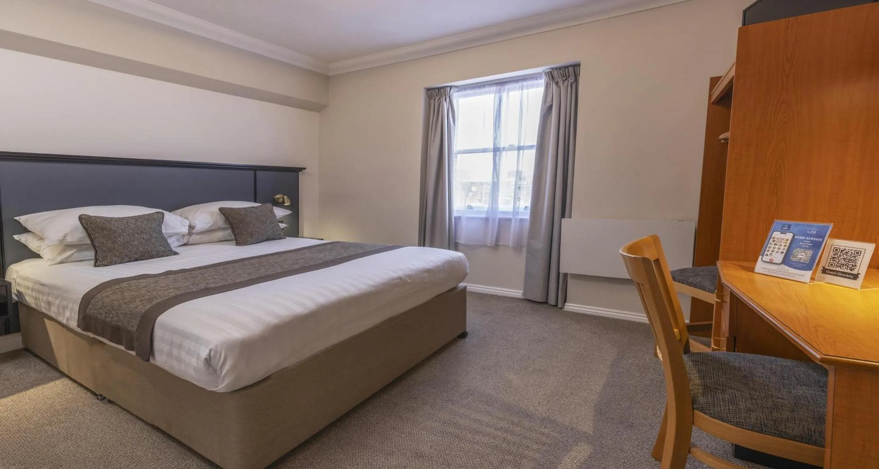 Property building, Bed in Best Western Corona Hotel