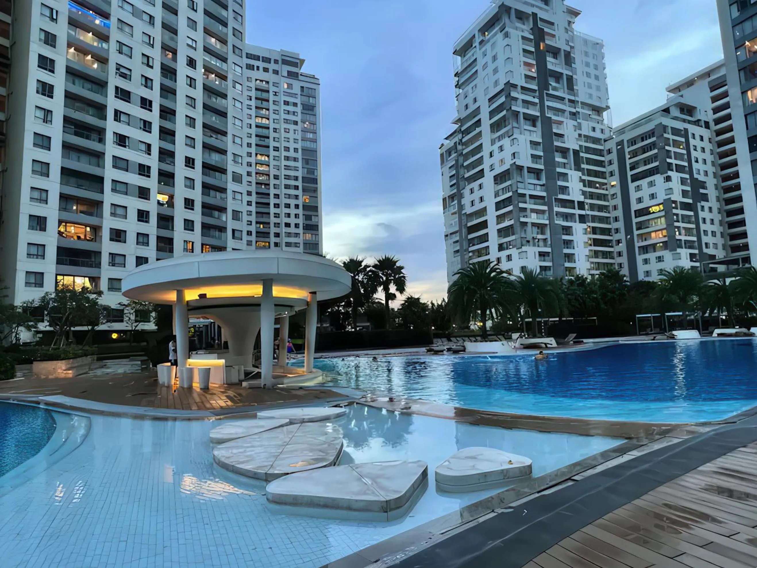 Swimming pool in Diamond Island - Mekong Retreat Apartment