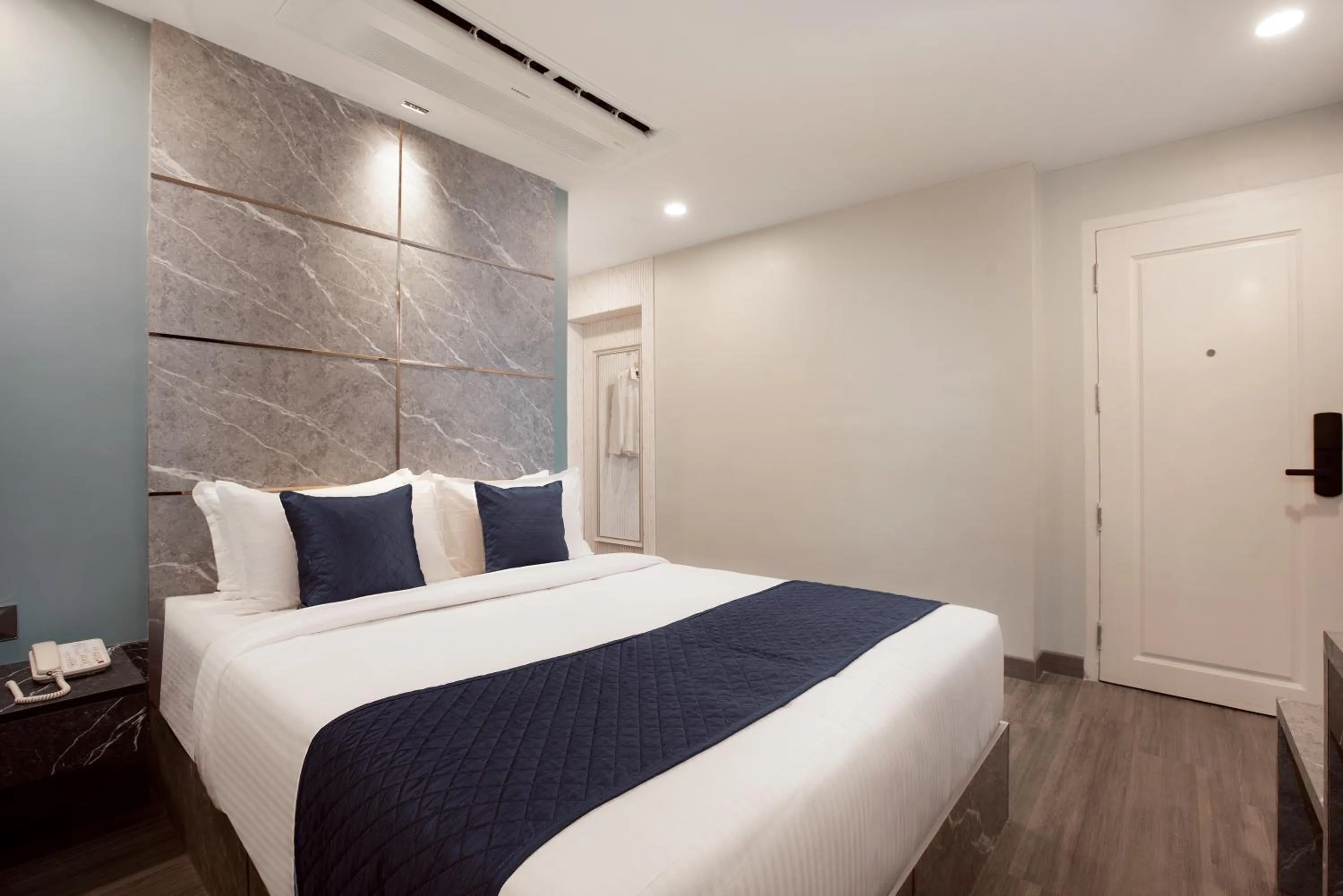 Bedroom, Bed in 44 Oasis