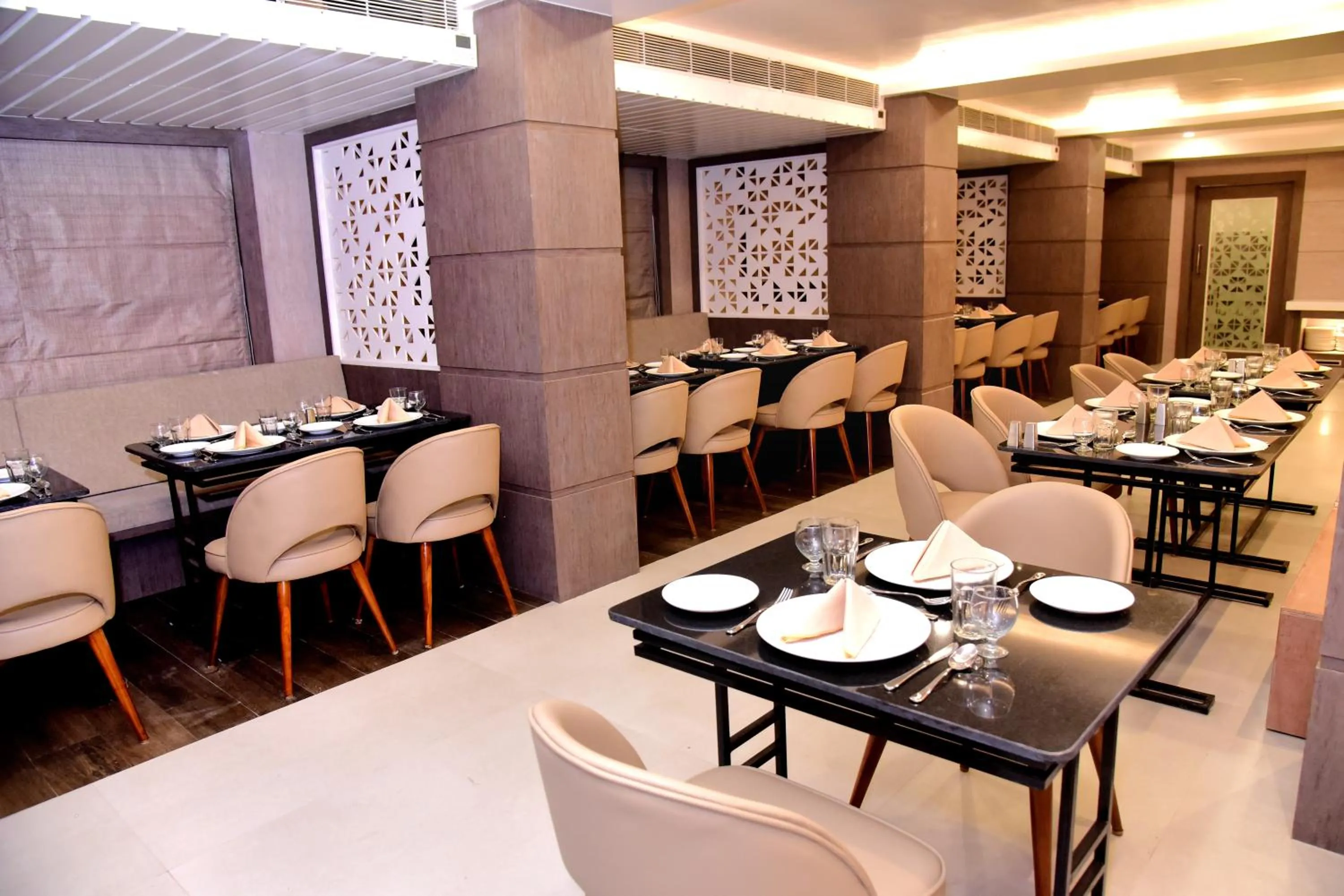 Restaurant/places to eat in Hotel Rishiraj, Nagaon