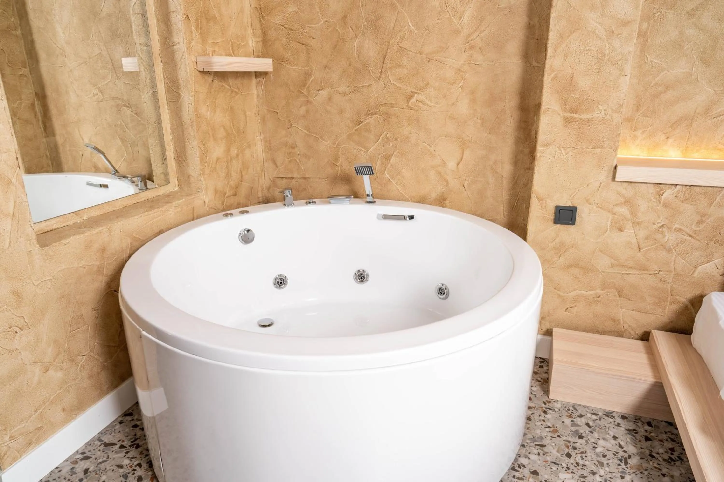 Hot Tub in Lucky Monkey Midi Hotel