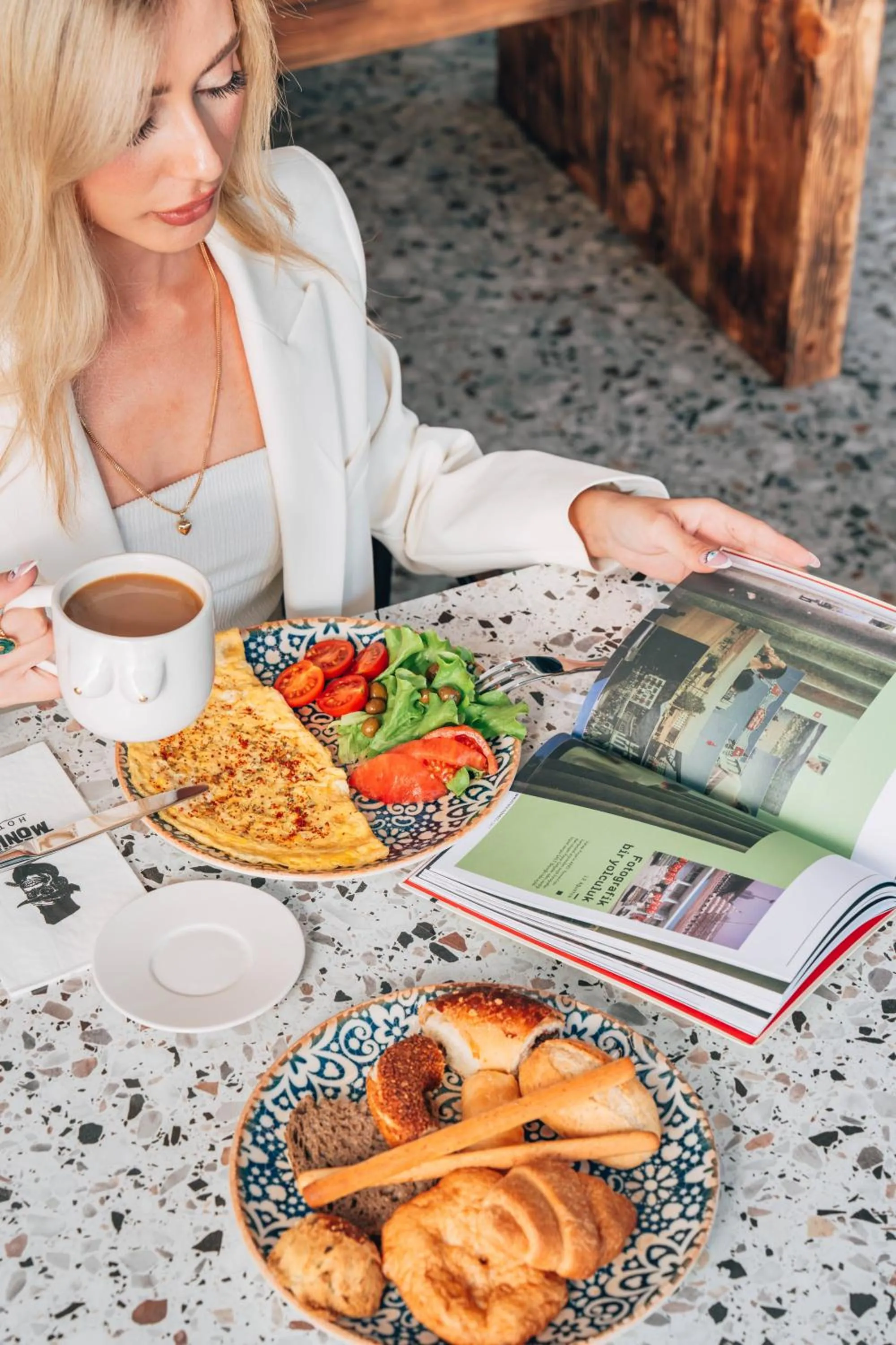 Food and drinks in Lucky Monkey Midi Hotel