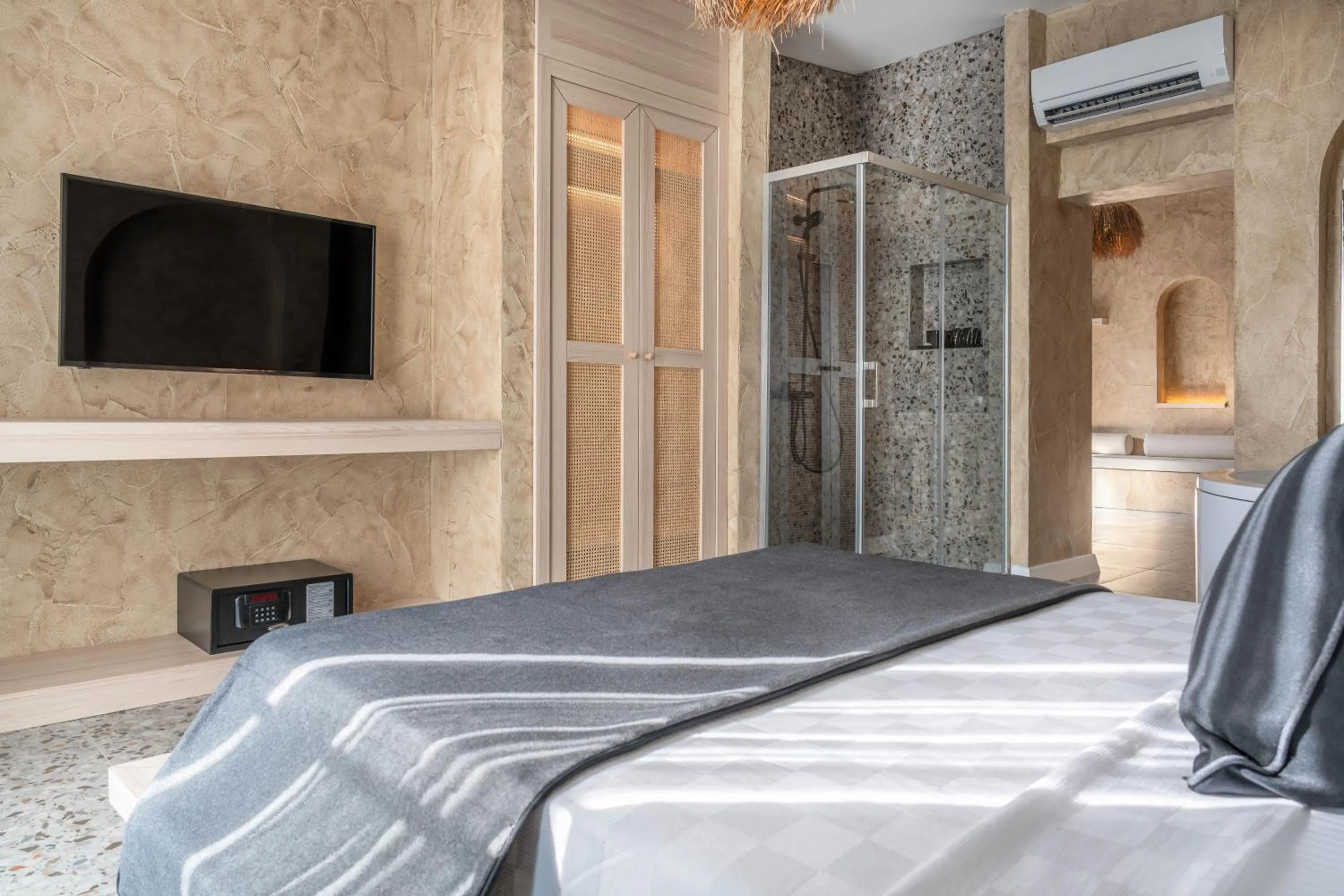 Bedroom, Bed in Lucky Monkey Midi Hotel