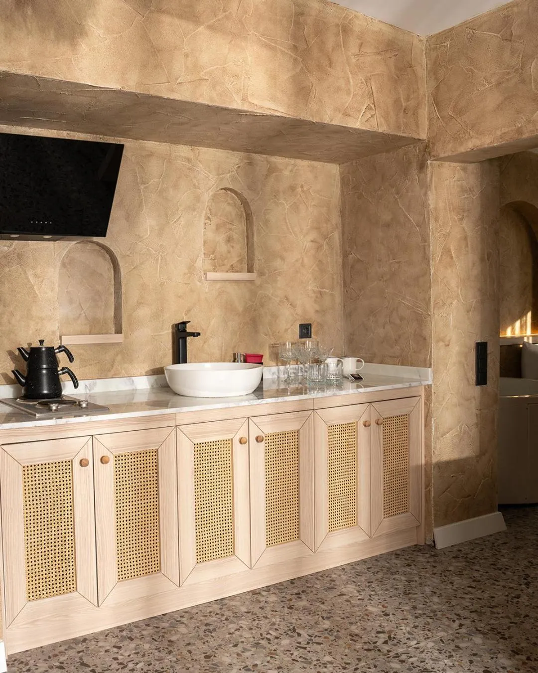 Kitchen or kitchenette in Lucky Monkey Midi Hotel