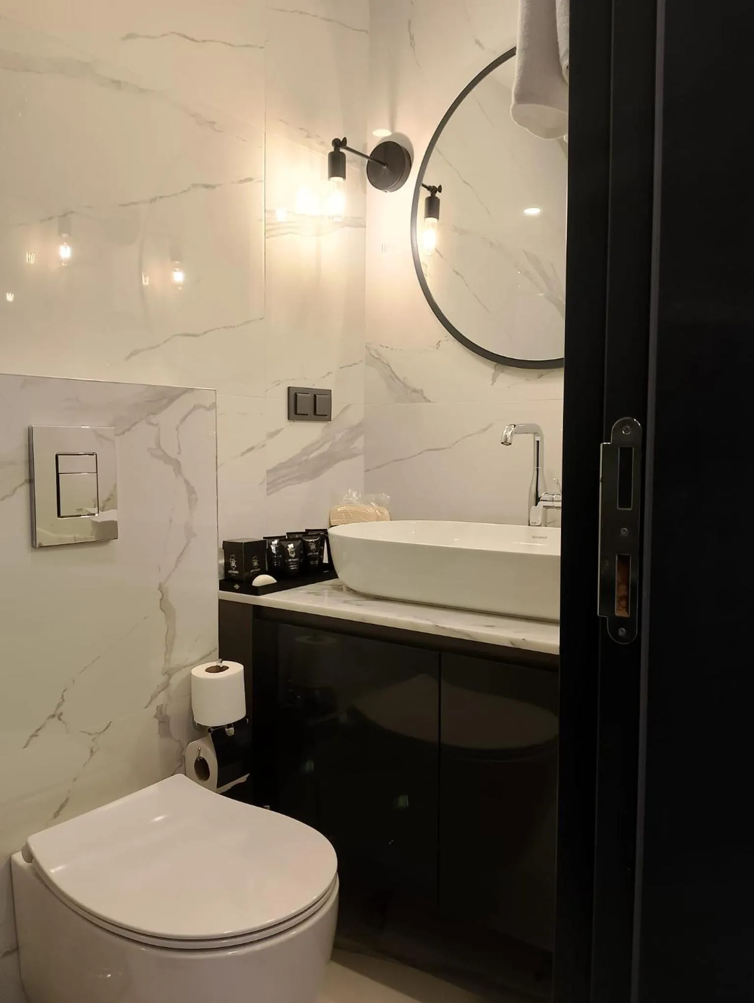 Bathroom in Lucky Monkey Midi Hotel