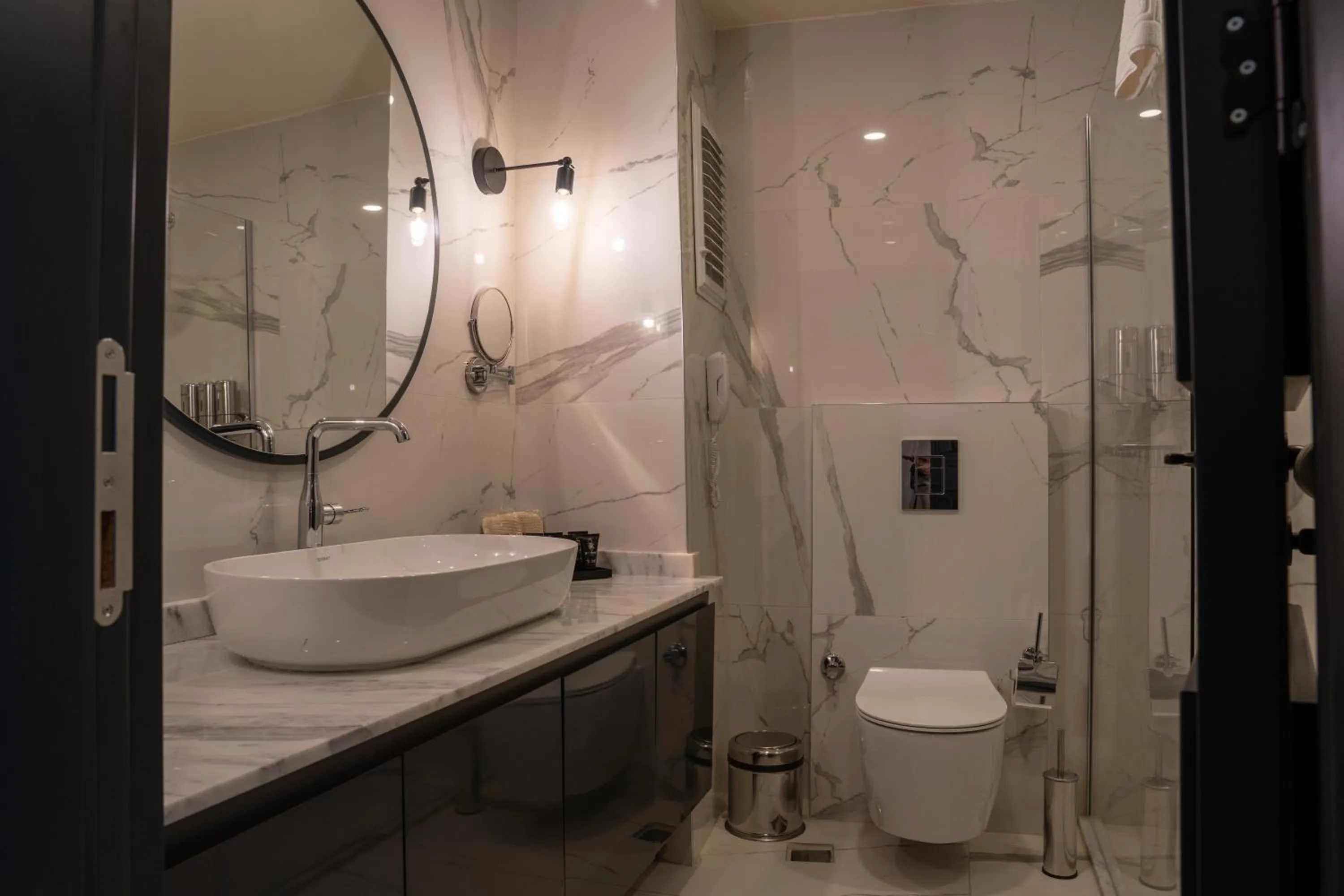 Bathroom in Lucky Monkey Midi Hotel