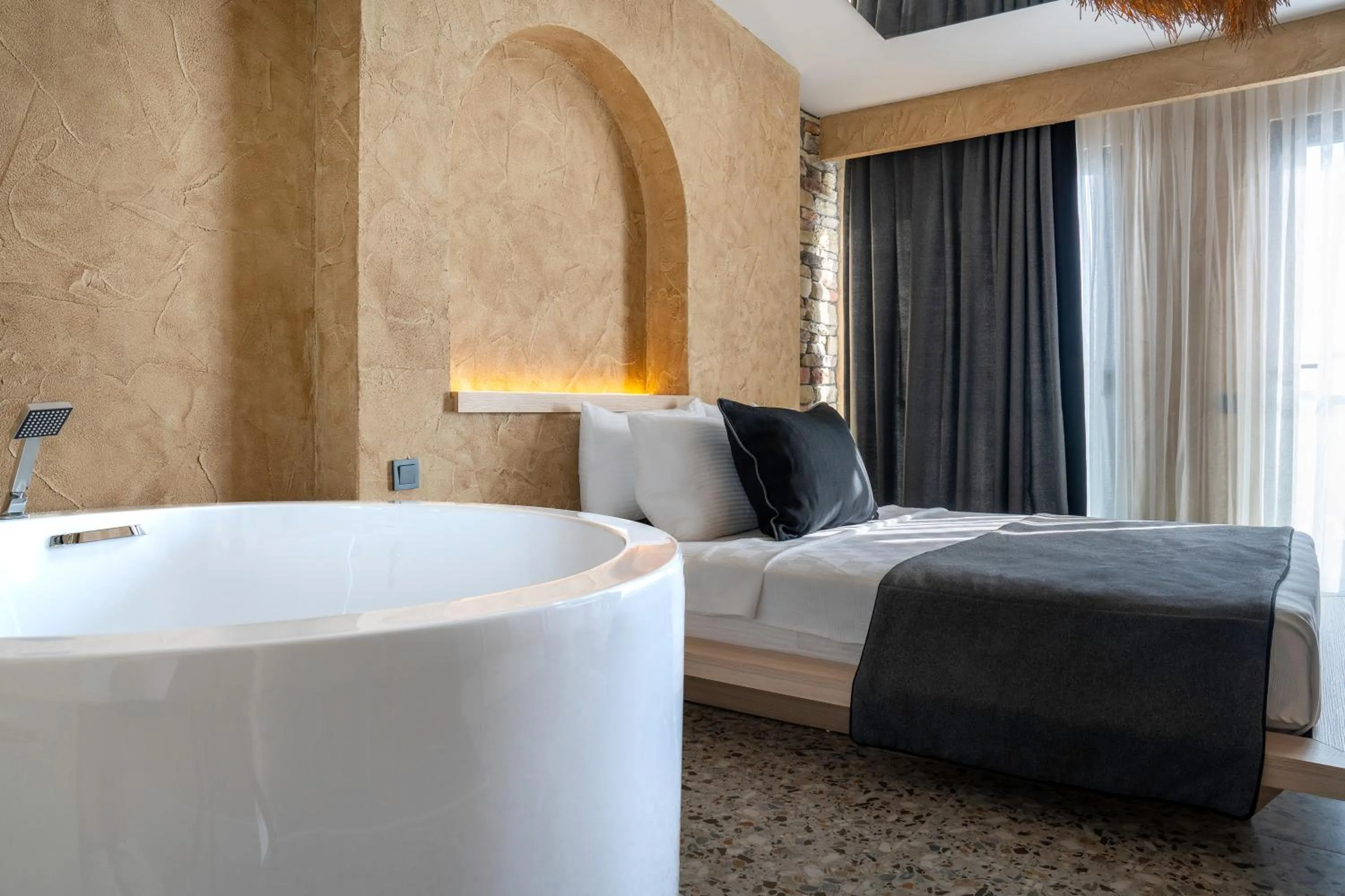 Bedroom, Bed in Lucky Monkey Midi Hotel