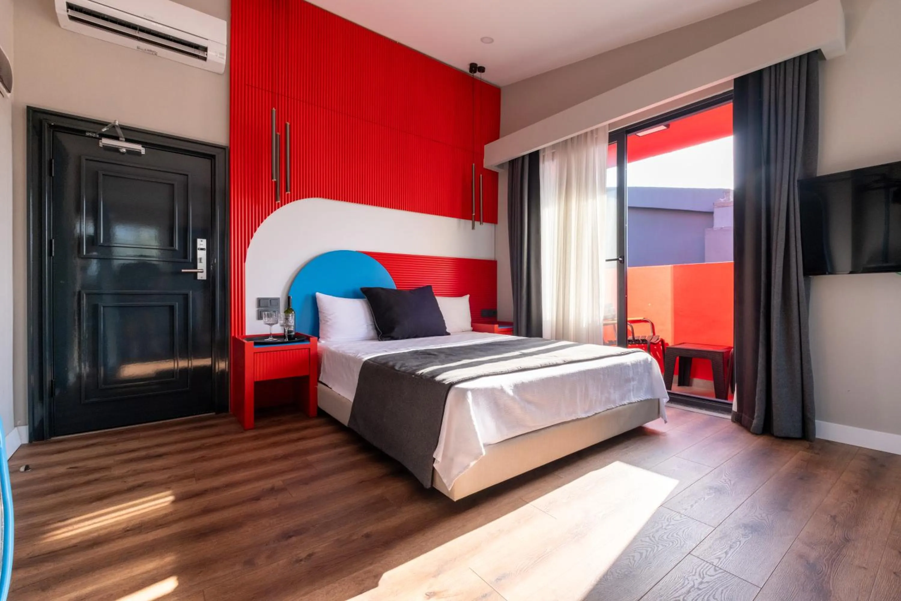 Photo of the whole room, Bed in Lucky Monkey Midi Hotel