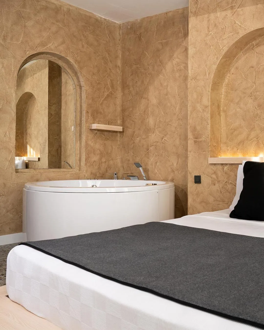 Photo of the whole room, Bed in Lucky Monkey Midi Hotel