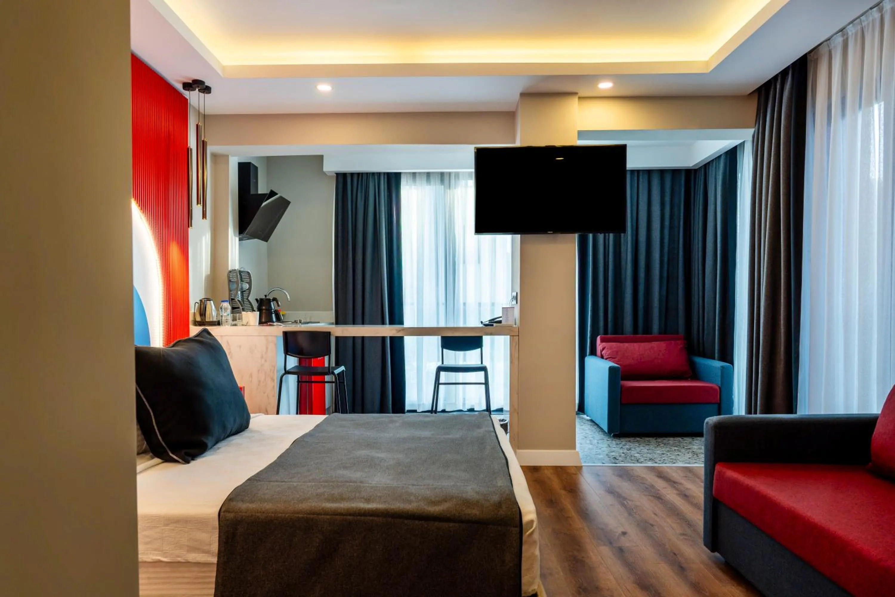 Shower, Bed in Lucky Monkey Midi Hotel