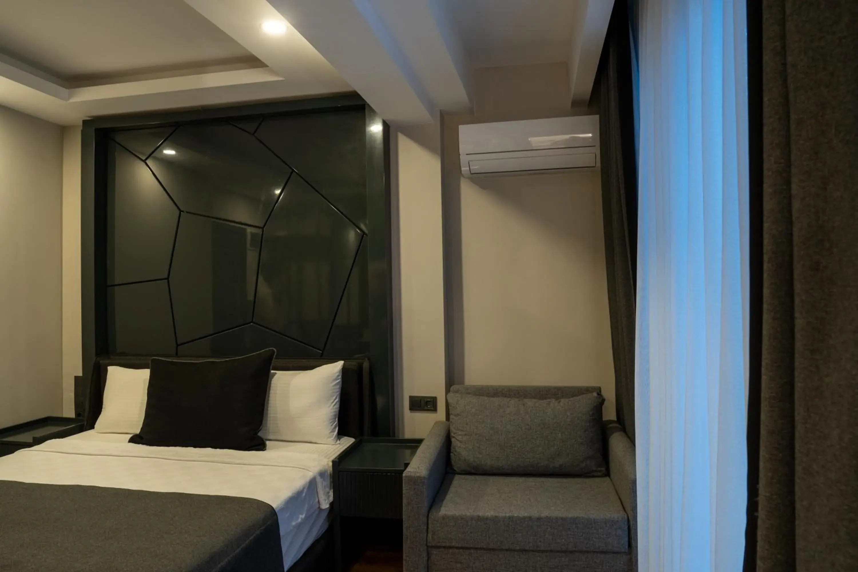 Budget Double Room in Lucky Monkey Midi Hotel Budget Double Room in Lucky Monkey Midi Hotel