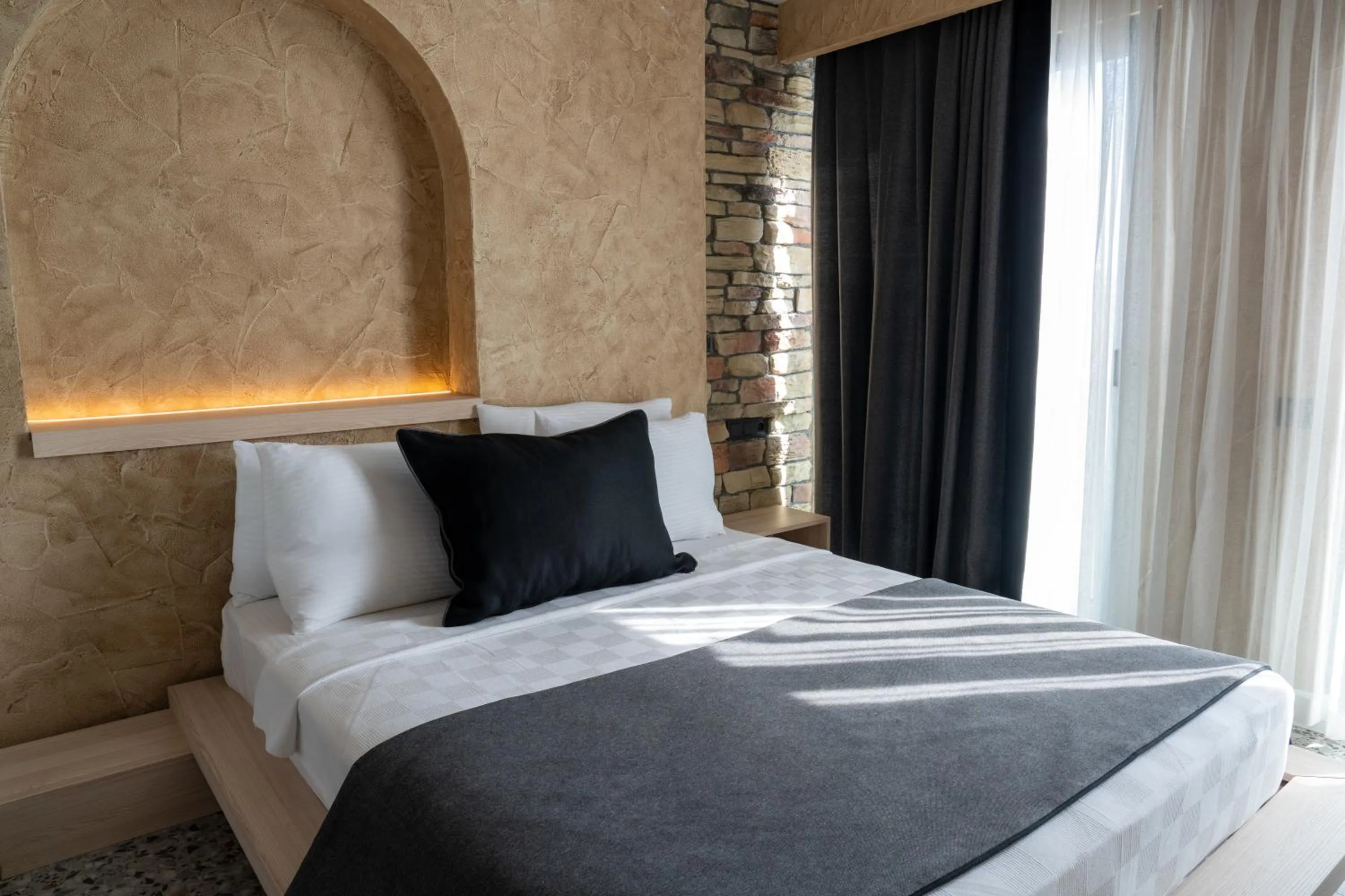 Bed in Lucky Monkey Midi Hotel