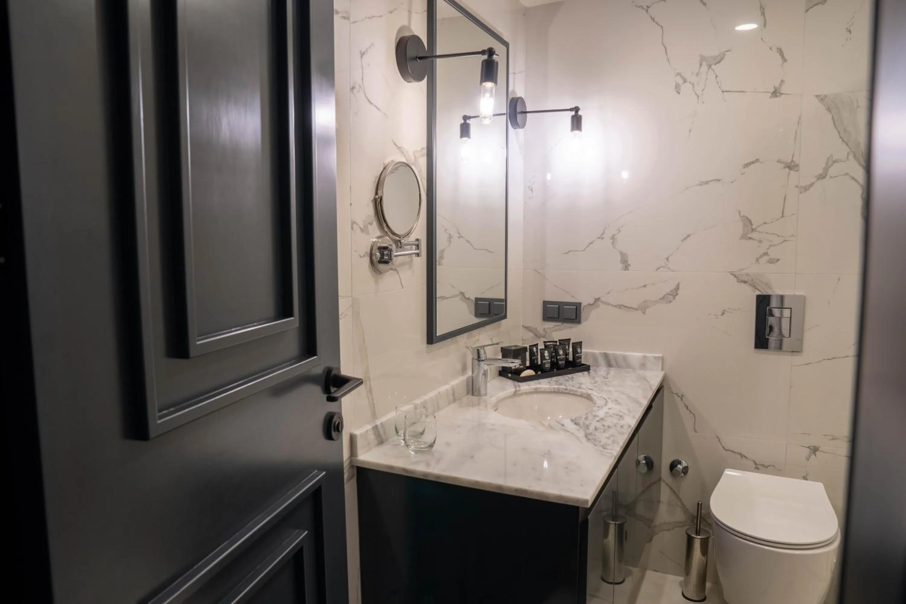 Bathroom in Lucky Monkey Midi Hotel