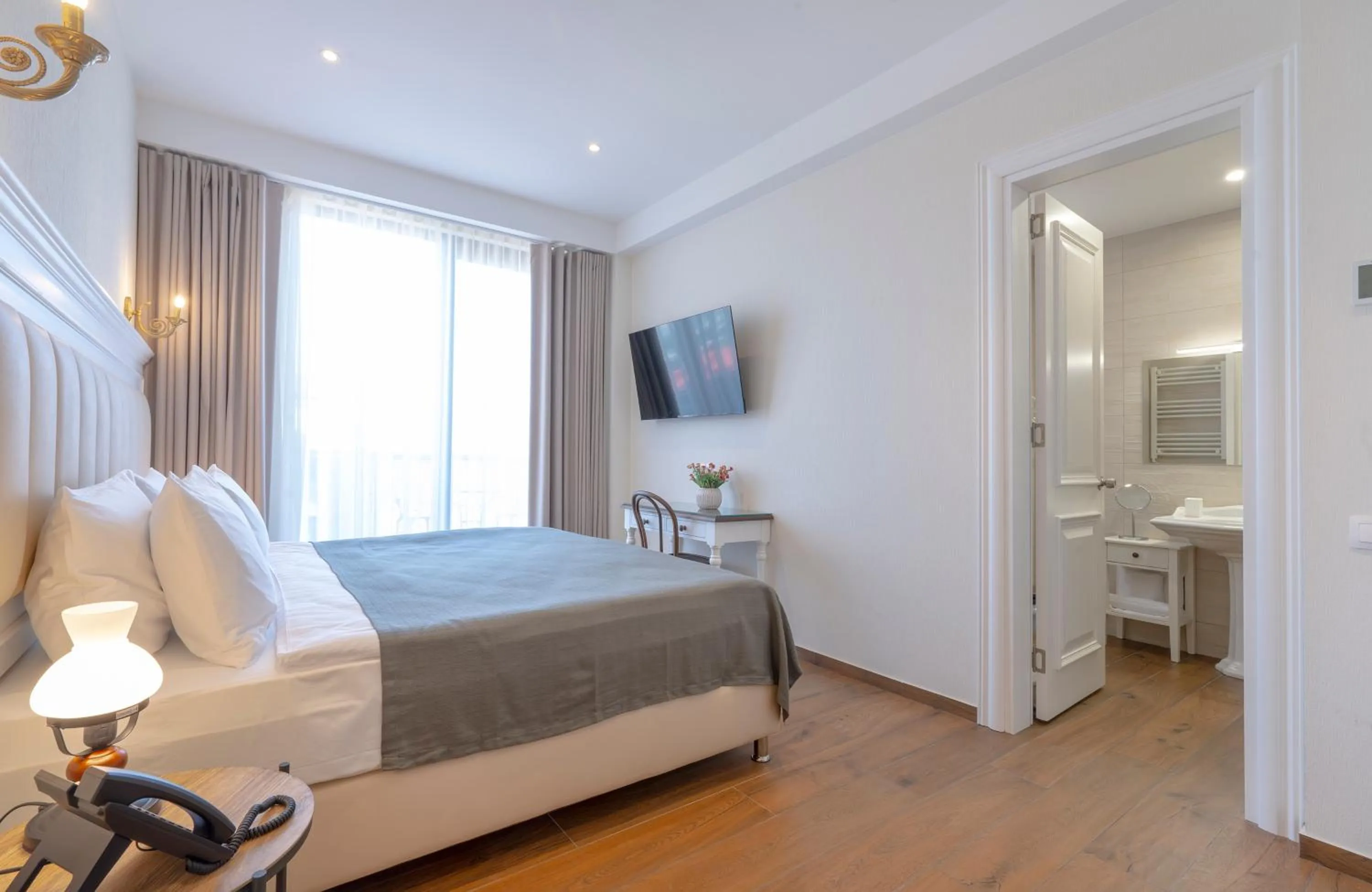 TV and multimedia, Bed in Iris Hotel