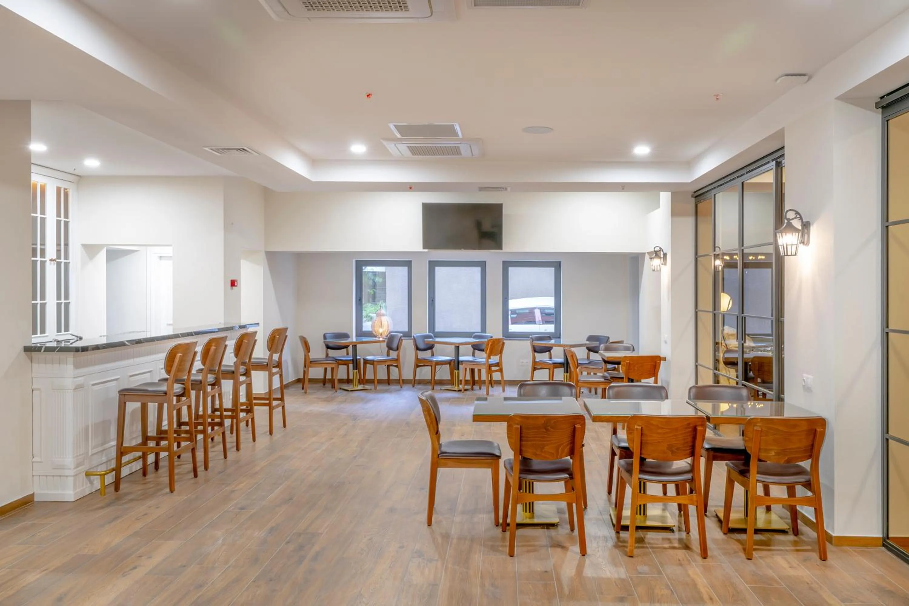 Restaurant/places to eat in Iris Hotel