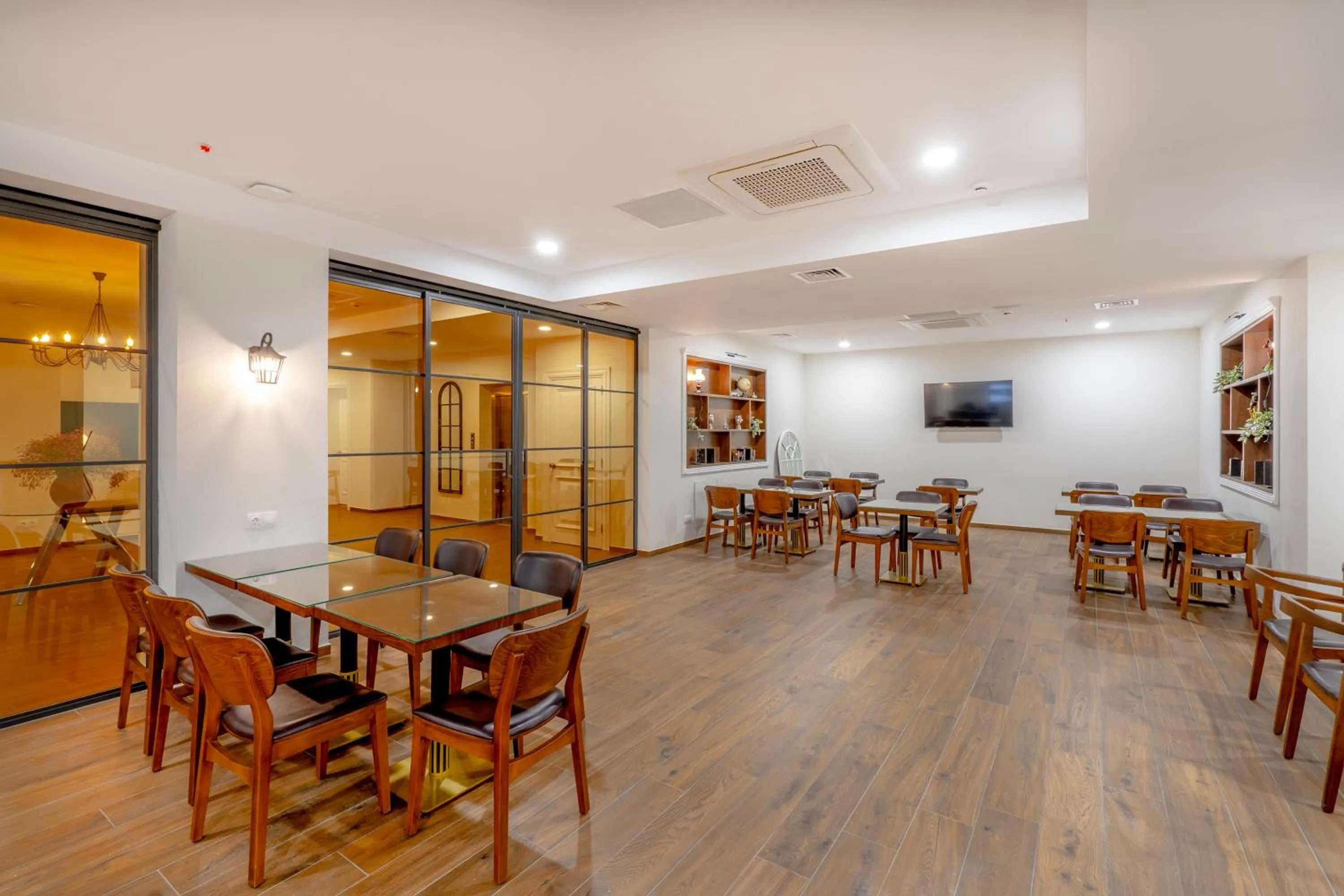 Restaurant/places to eat in Iris Hotel