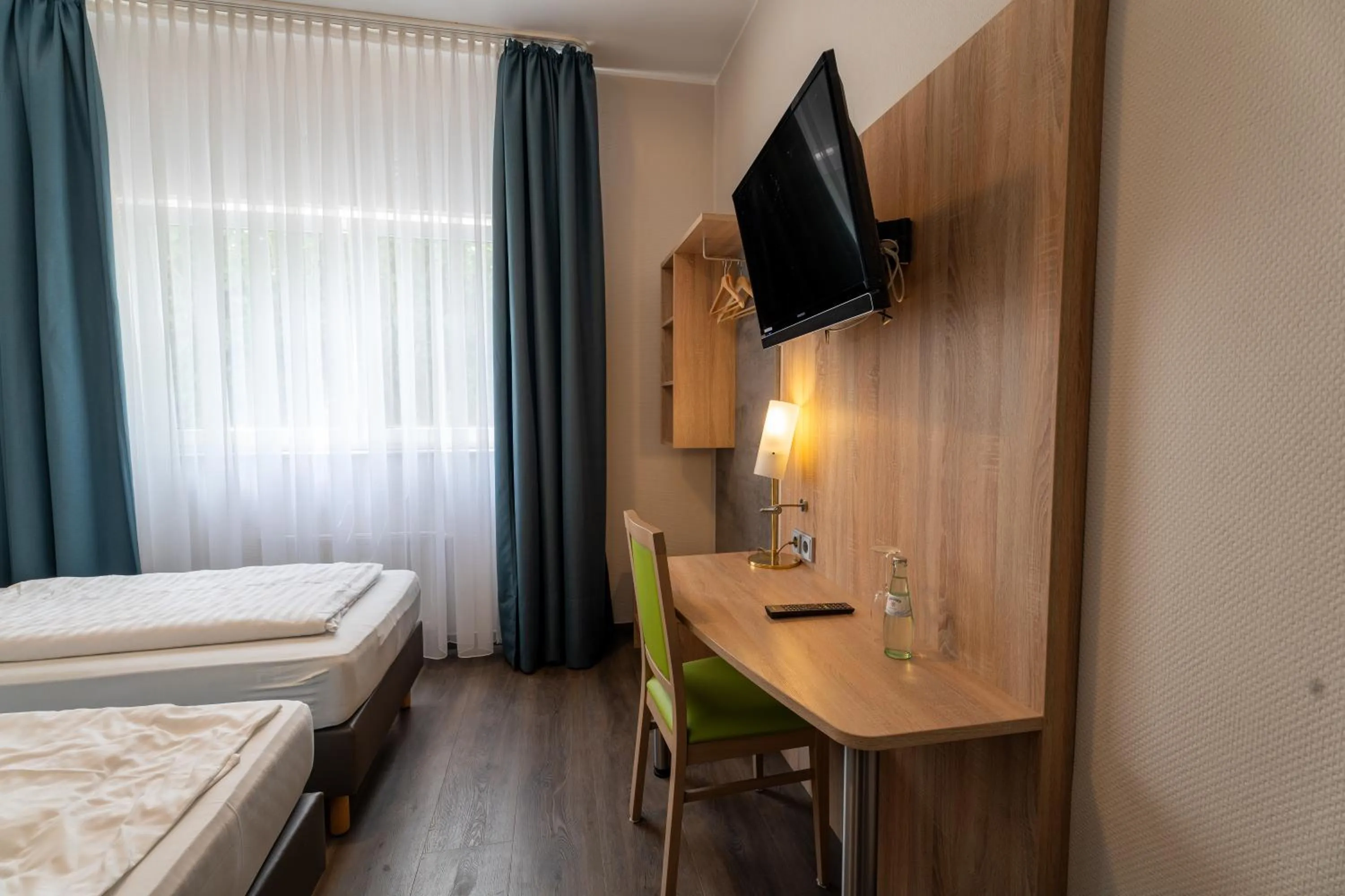 TV and multimedia, Bed in Airport Business Hotel Köln