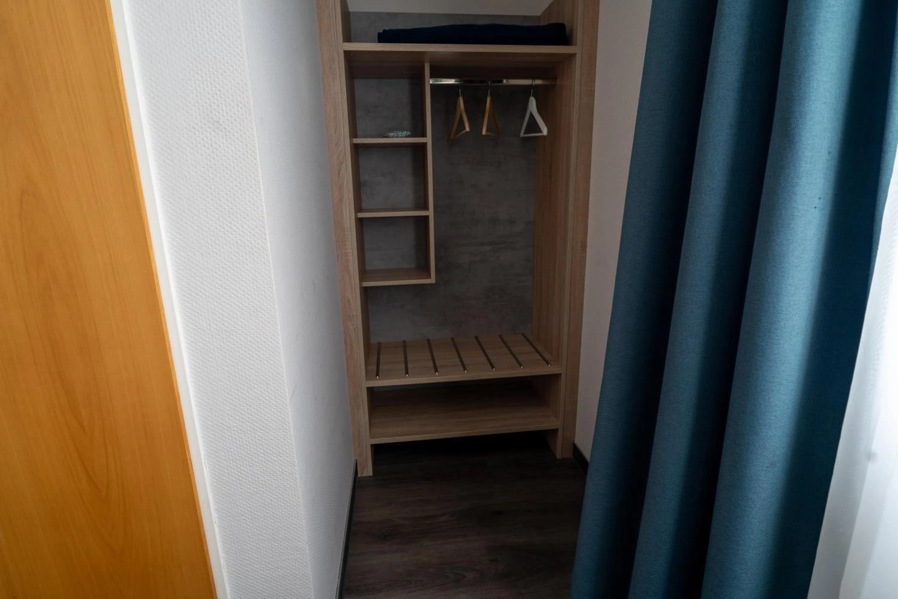 wardrobe in Airport Business Hotel Köln