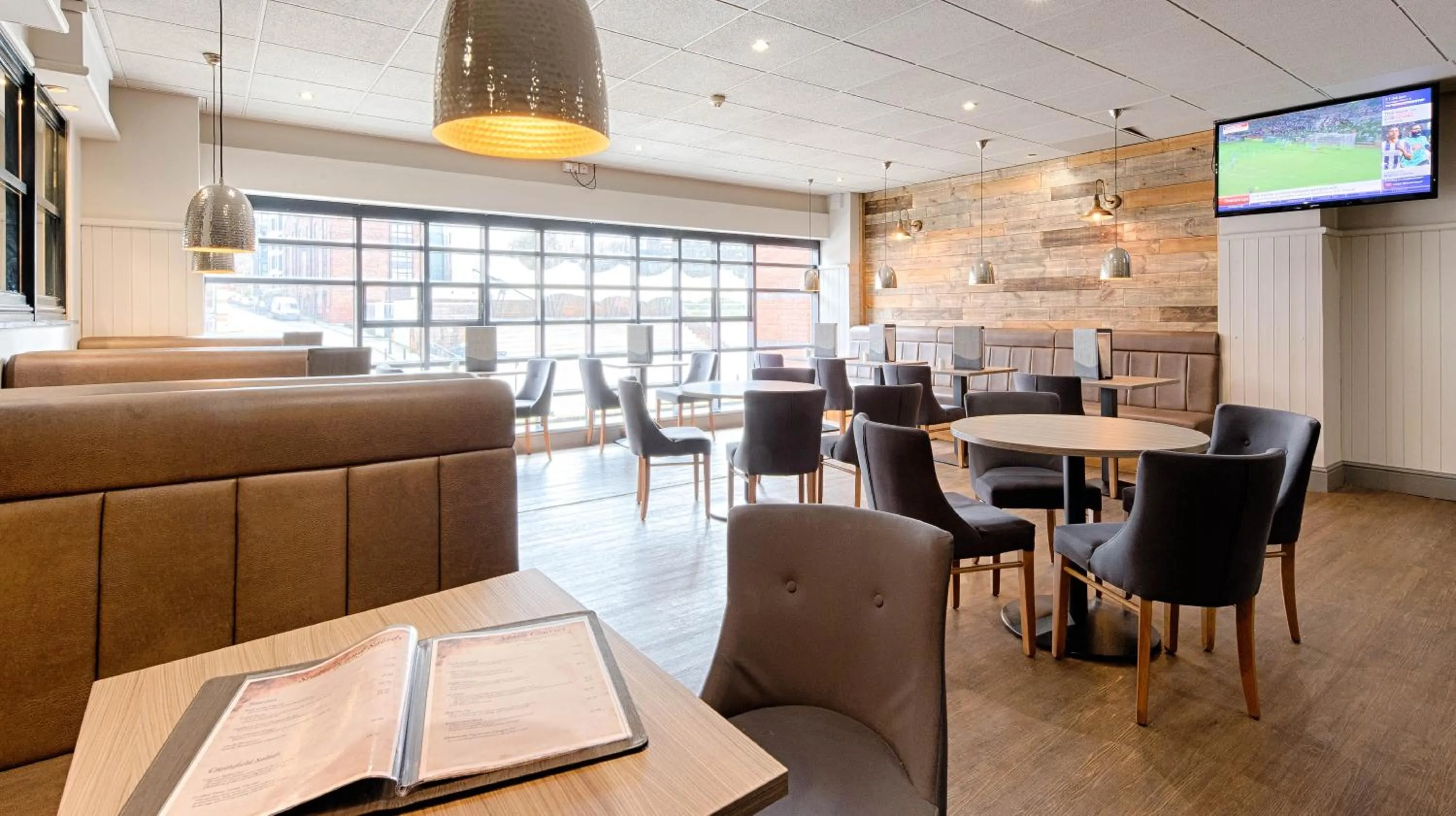 Restaurant/places to eat in Castlefield Hotel